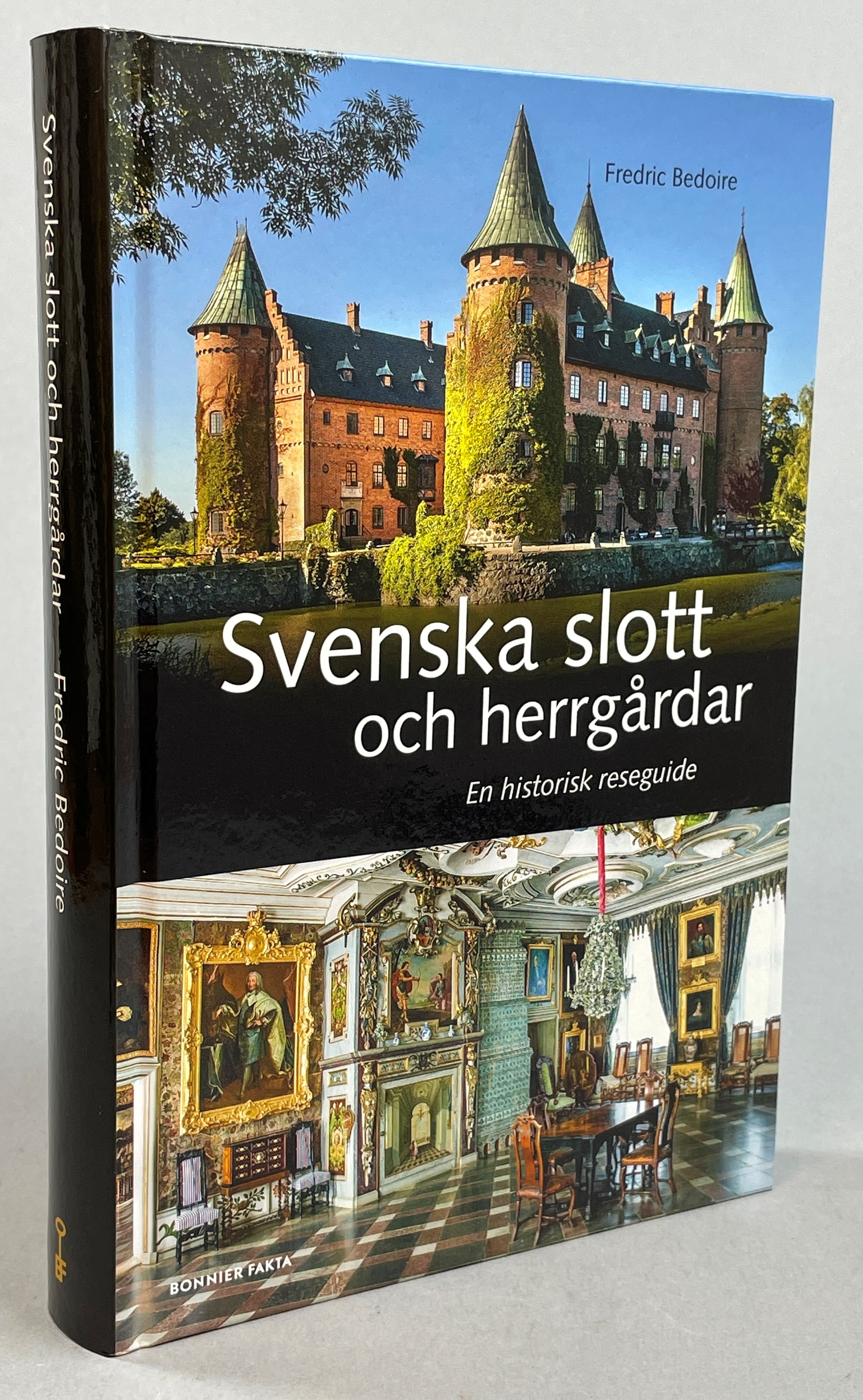 Svenska slott och herrgårdar. En historisk reseguide. [Utg. av] Bonnier Fakta.
