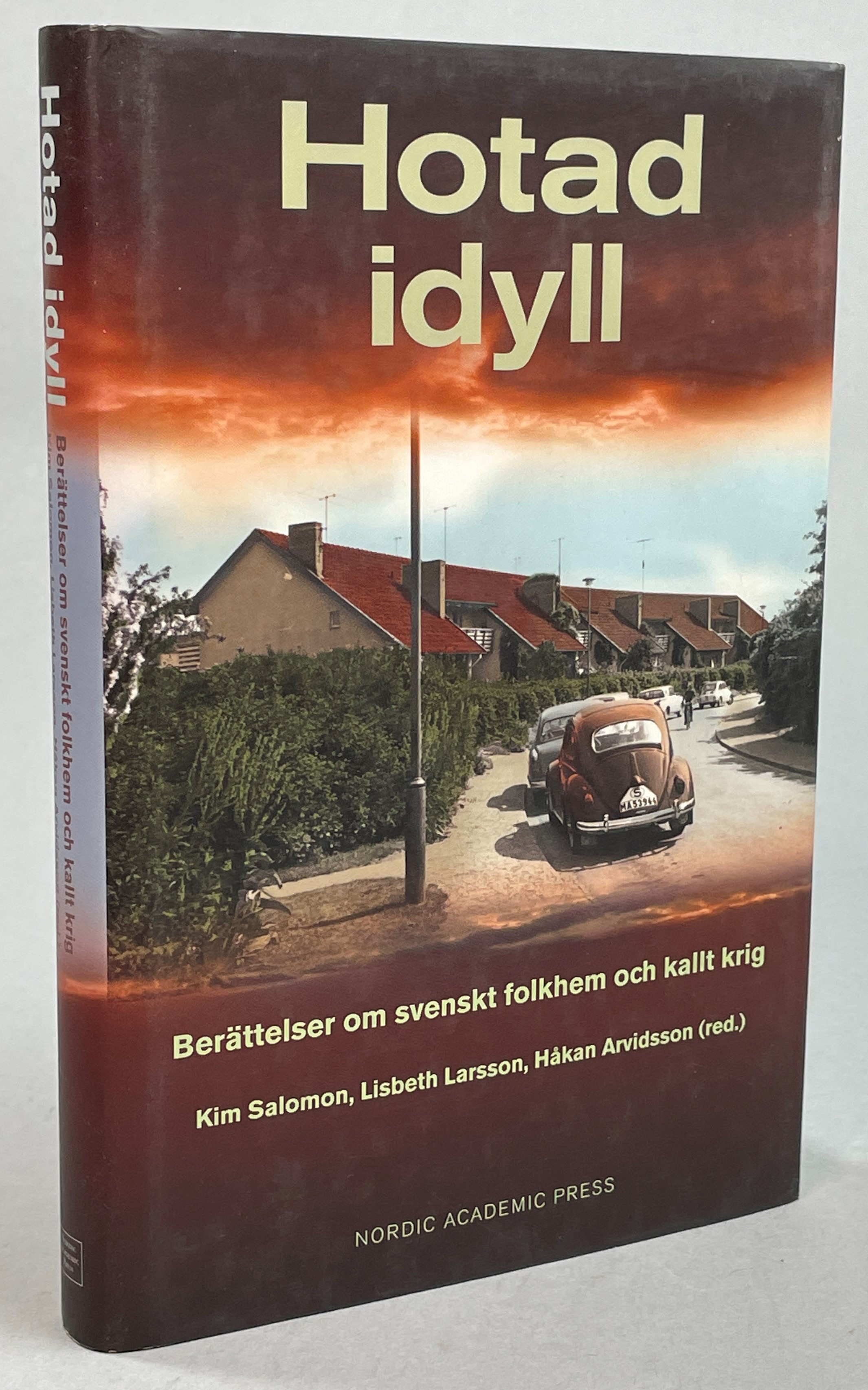 Hotad idyll. Berättelser om svenskt folkhem och kallt krig. [Utg. av] Nordic Academic Press.