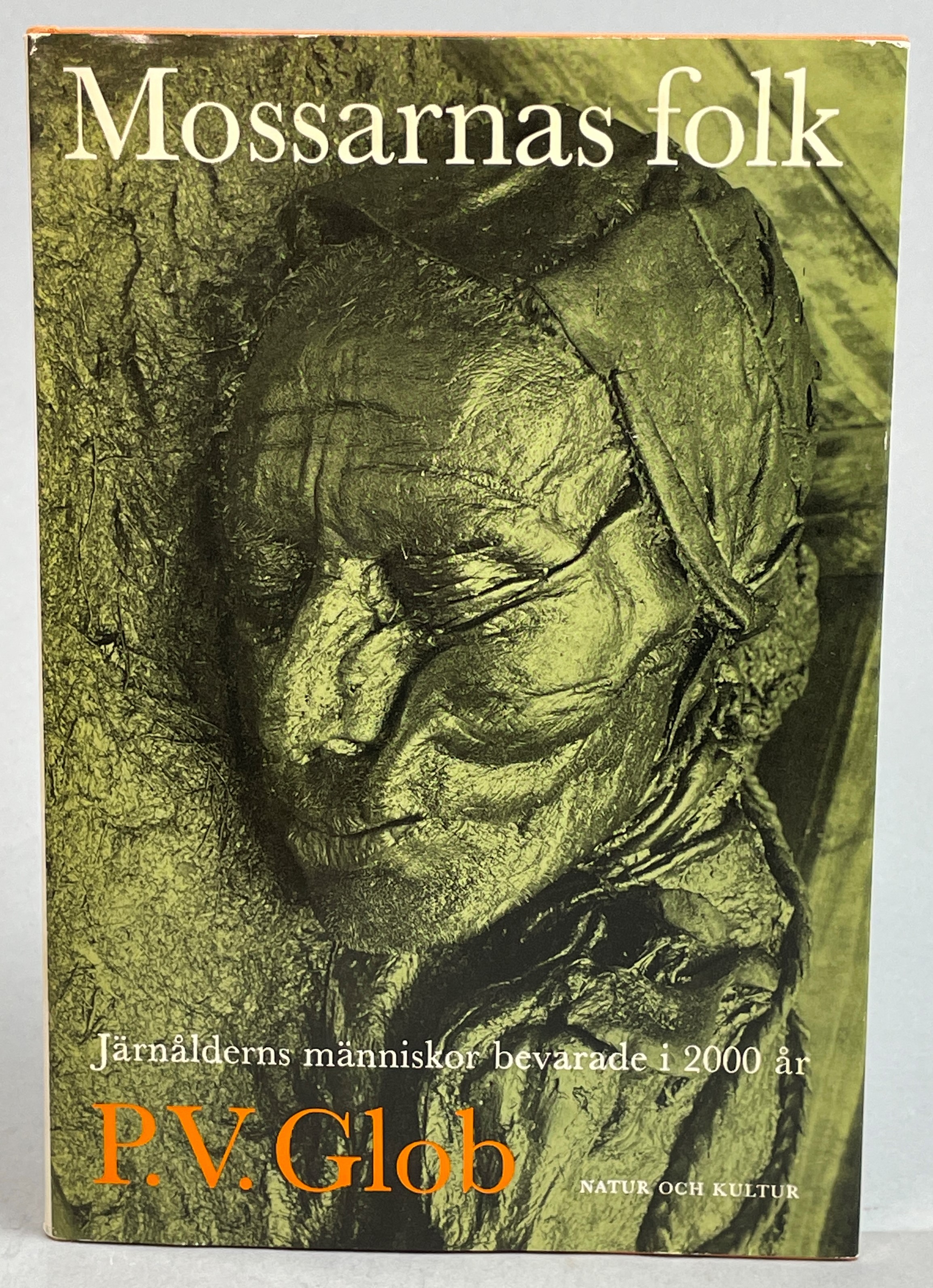 Mossarnas folk. Järnålderns människor bevarade i 2000 år. [Utg. av] Natur och Kultur.