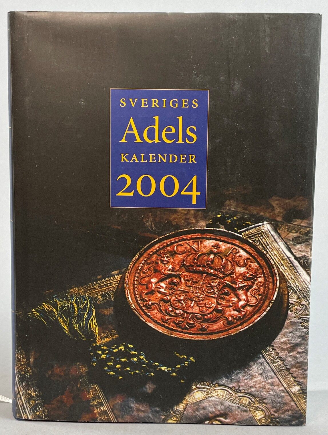 Sveriges ridderskaps och adels kalender 2004. Ett hundrade och tredje årgången.