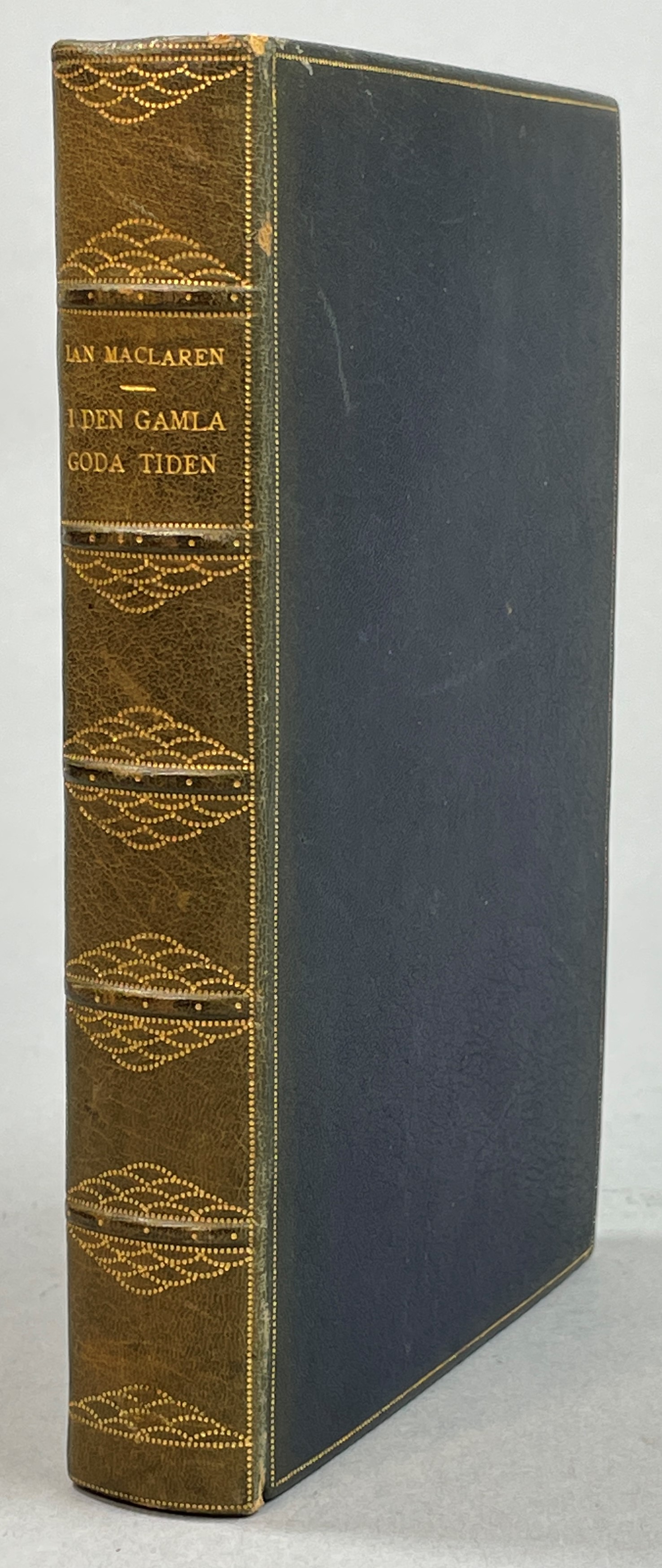 I den gamla goda tiden (The Days of Auld Lang Syne) af Ian MacLaren. Öfversättning af V[endela] Emanuelsson.