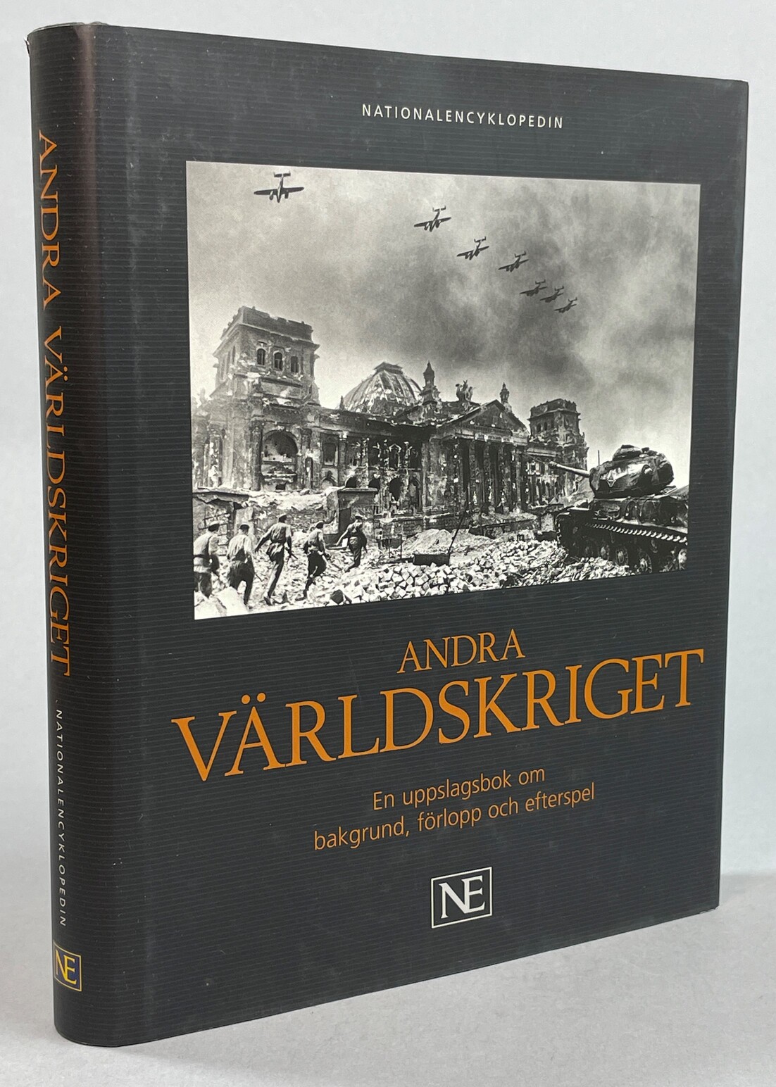 Andra världskriget. En uppslagsbok om bakgrund, förlopp och efterspel. [Utg. av] Nationalencyklopedin.