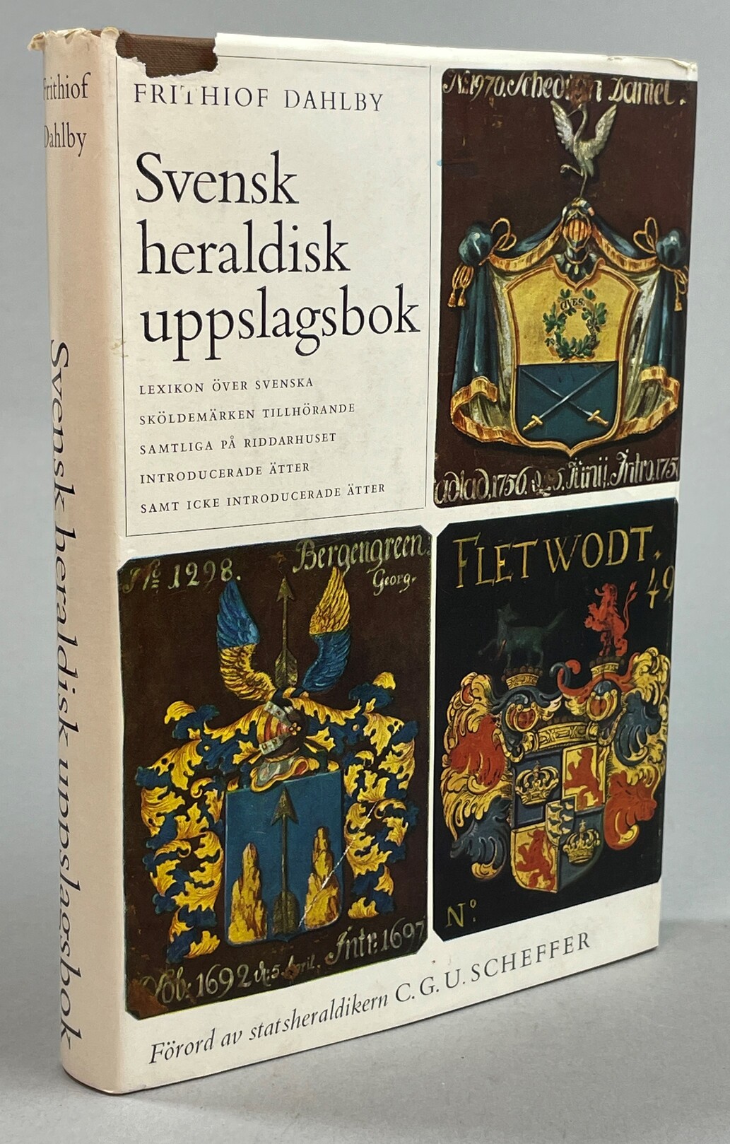 Svensk heraldisk uppslagsbok. Lexikon över svenska sköldemärken tillhörande samtliga på riddarhuset introducerade ätter samt icke introducerade ätter. Förord av statsheraldikern C.G.U. Scheffer. [Illustrationer av Curt Blixt och författaren].