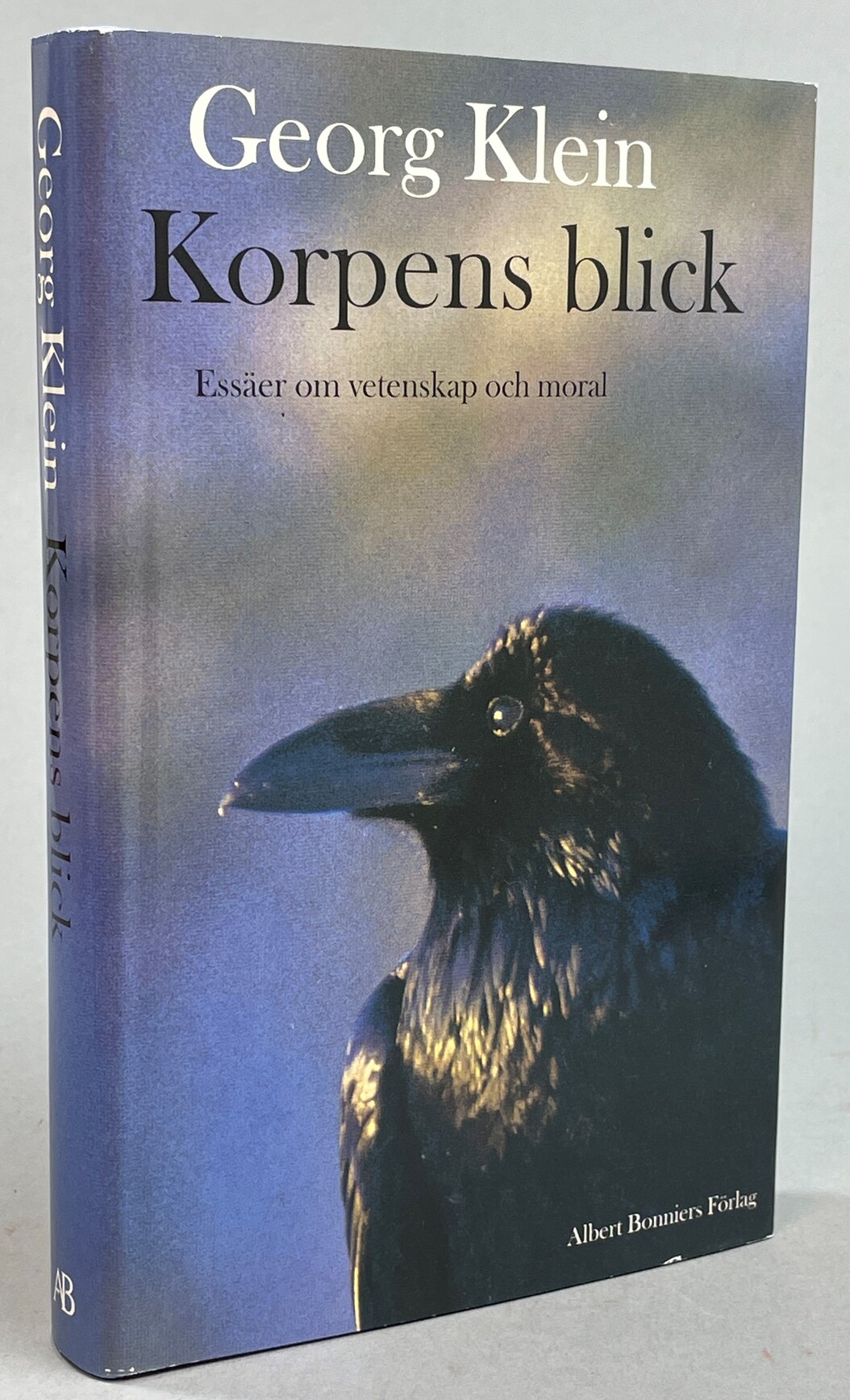 Korpens blick. Essäer om vetenskap och moral. [Utg. av] Albert Bonniers förlag.