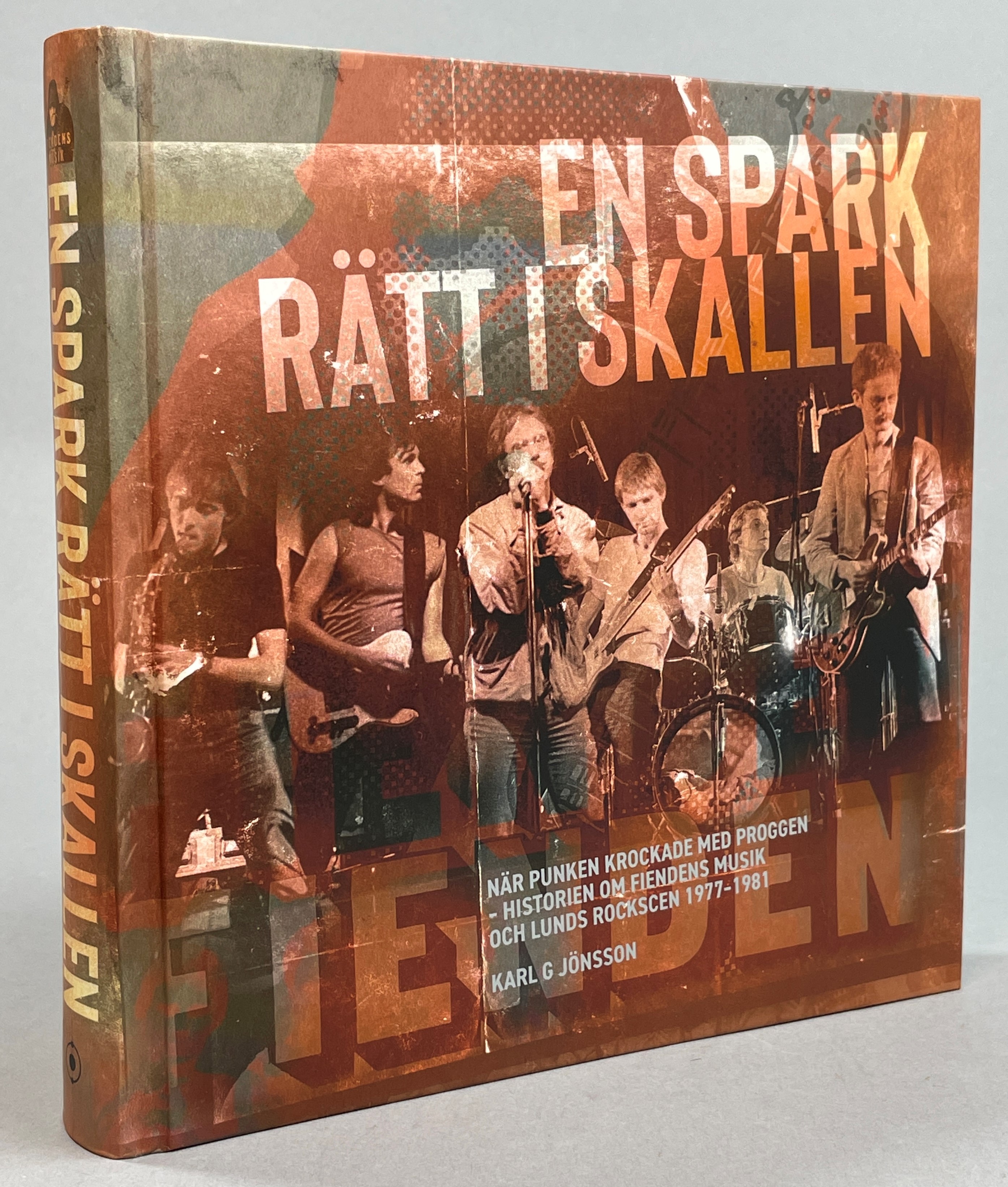 En spark rätt i skallen. När punken krockade med proggen – historien om Fiendens Musik och Lunds rockscen 1977-1981. [Utg. av] Helium Press.