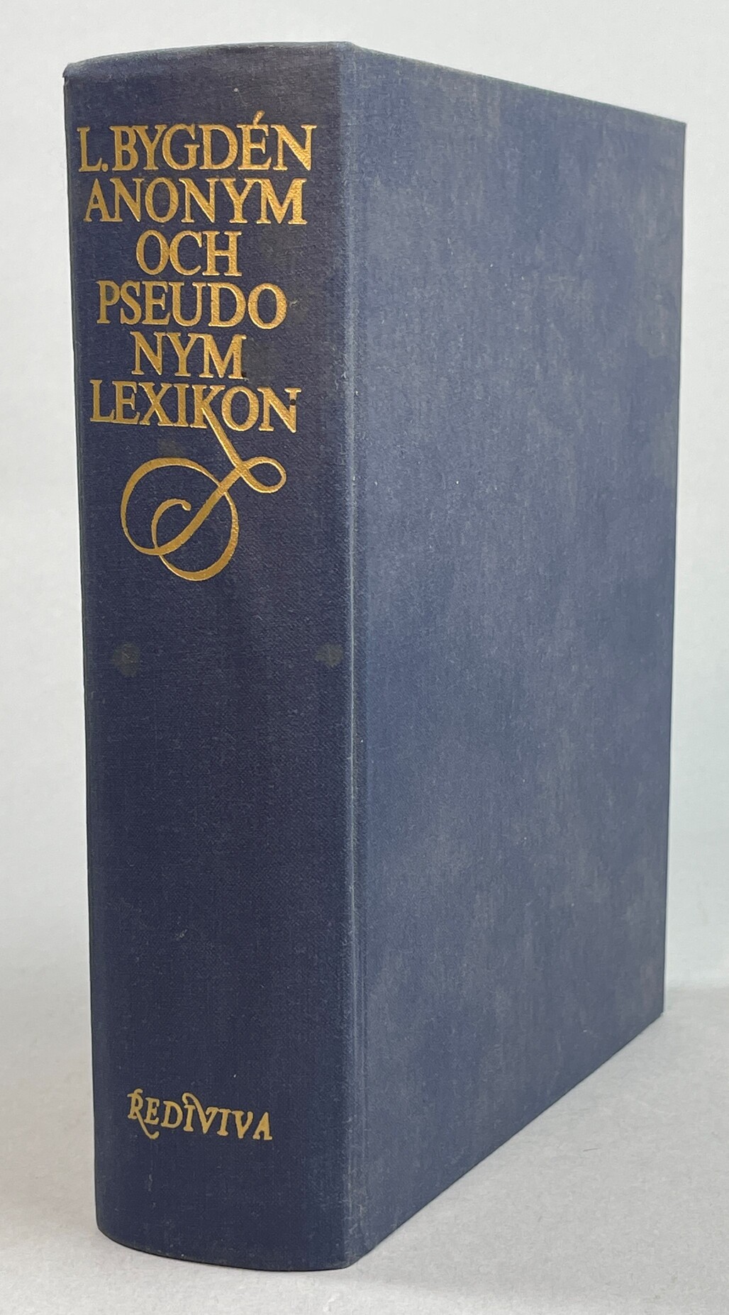 Svenskt anonym- och pseudonymlexikon. Bibliografisk förteckning öfver uppdagade anonymer och pseudonymer i den svenska litteraturen. / A dictionary of anonymous and pseudonymous Swedish literature. [Utg. av] Bokförlaget Redivia.