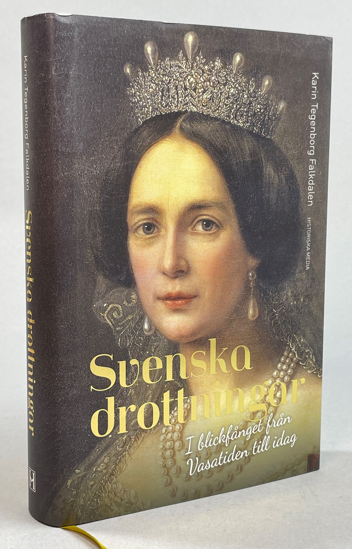Svenska drottningar. I blickfånget från Vasatiden till idag. [Utg. av] Historiska Media.