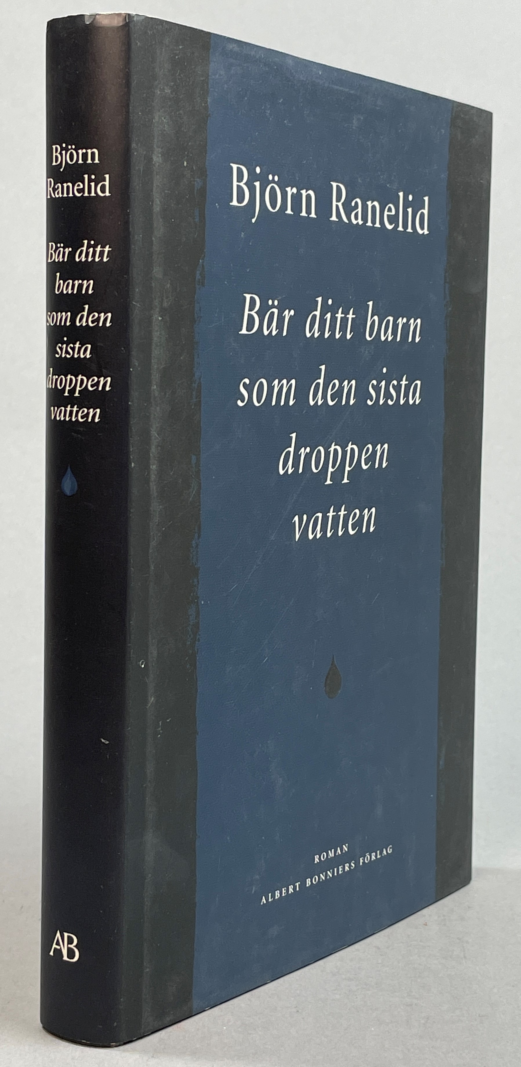 Bär ditt barn som den sista droppen vatten. Roman. [Utg. av] Albert Bonniers förlag.