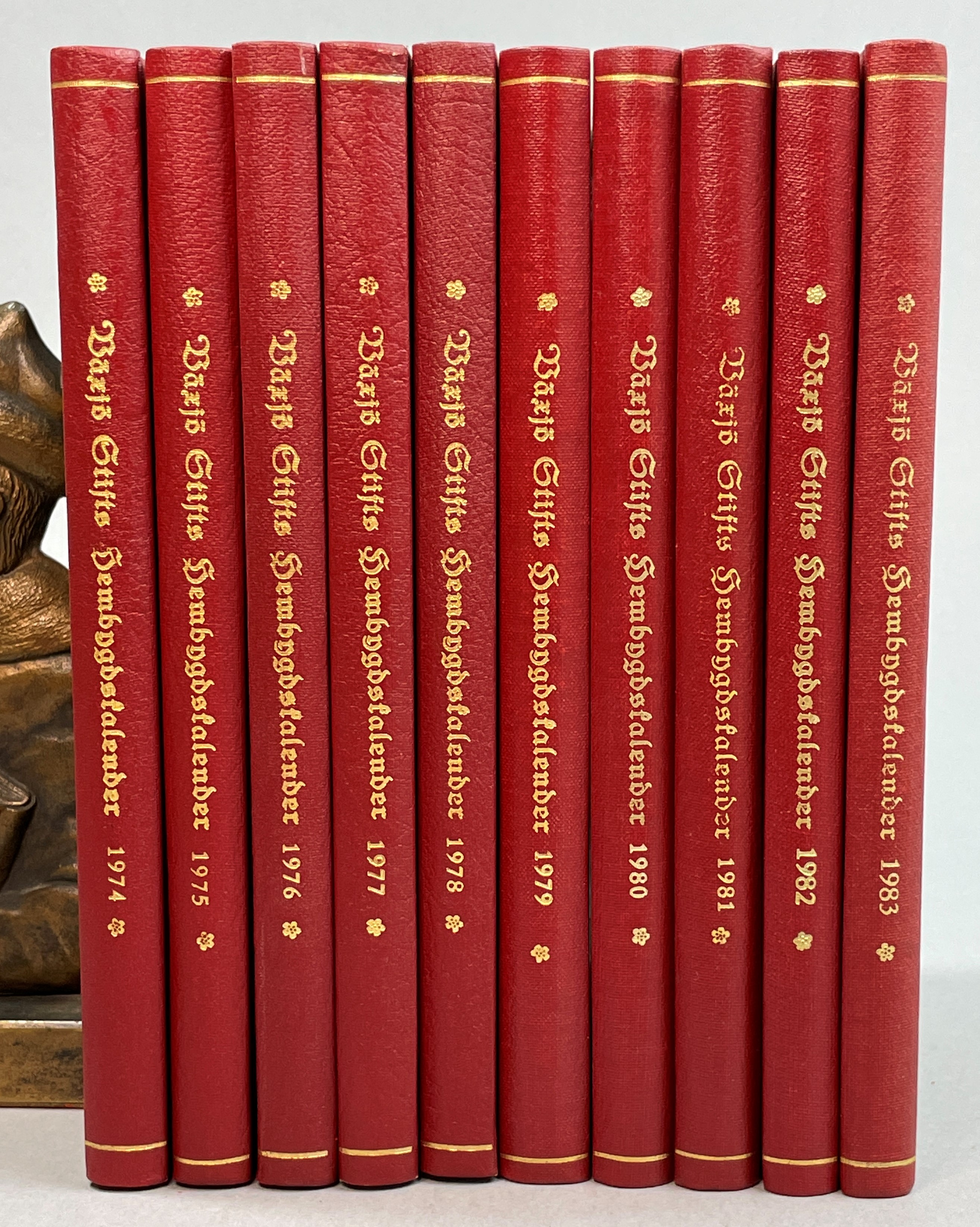 Växjö stifts hembygdskalender år 1974. Sextiofemte årgången. [... 1975. Sextiosjätte årgången; ... 1976. Sextiosjunde årgången; ...1977. Sextioåttonde årgången; ... 1978. Sextionionde årgången; ... 1979. Sjuttionde årgången; ... 1980. Sjuttioförsta årgången; ... 1981. Sjuttioandra årgången; ... 1982. Sjuttiotredje årgången; ... 1983. Sjuttiofjärde årgången].