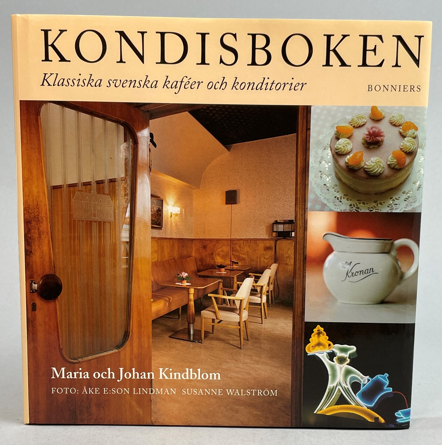 Kondisboken. Klassiska svenska kaféer och konditorier. Foto: Åke E:son Lindman och Susanne Walström. [Utg. av] Albert Bonniers förlag.