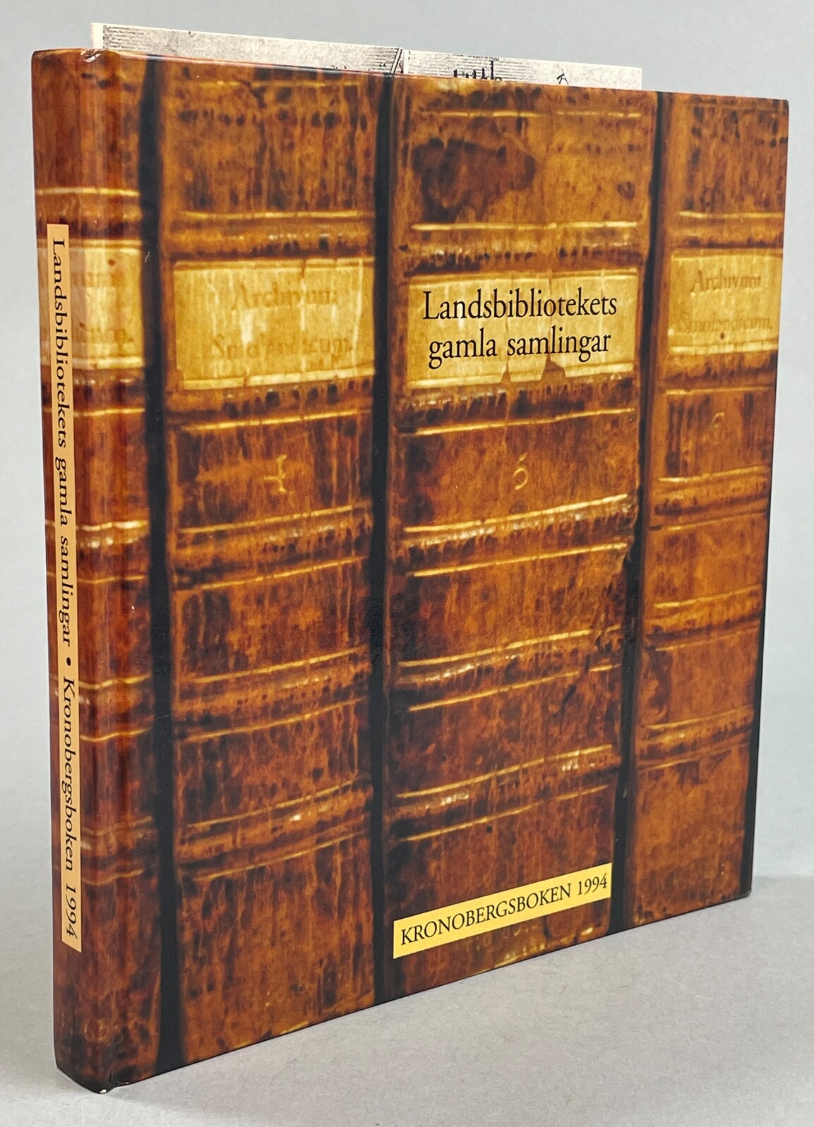 Landsbibliotekets gamla samlingar. Om handskrifter och böcker ur Landsbibliotekets i Växjö gamla samlingar. Utgiven av Kronobergs läns hembygdsförbund i samarbete med Smålands Museum.