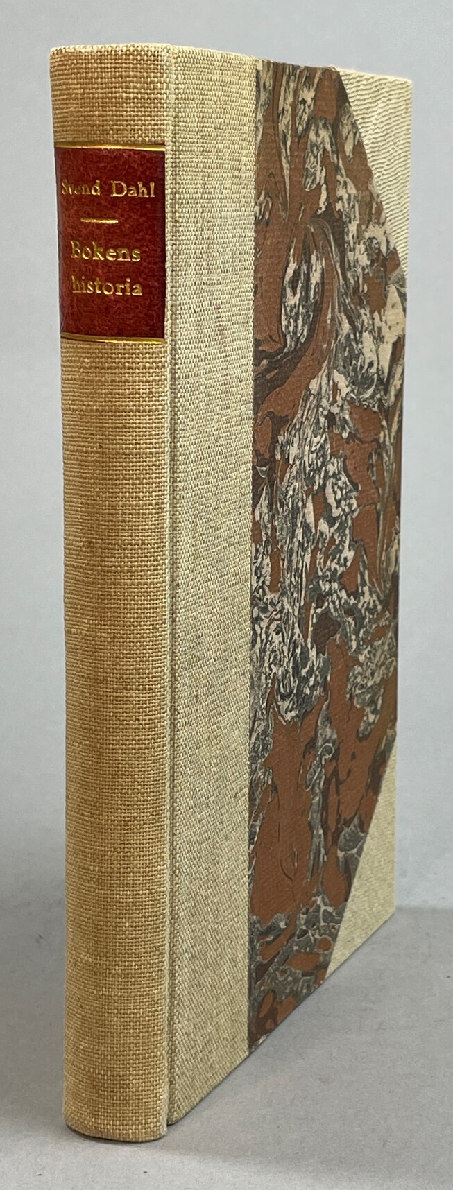 Bokens historia. 85 illustrationer. Översatt och bearbetad av Henning Wieslander. [Utg. av] Bokförlaget Natur och Kultur.
