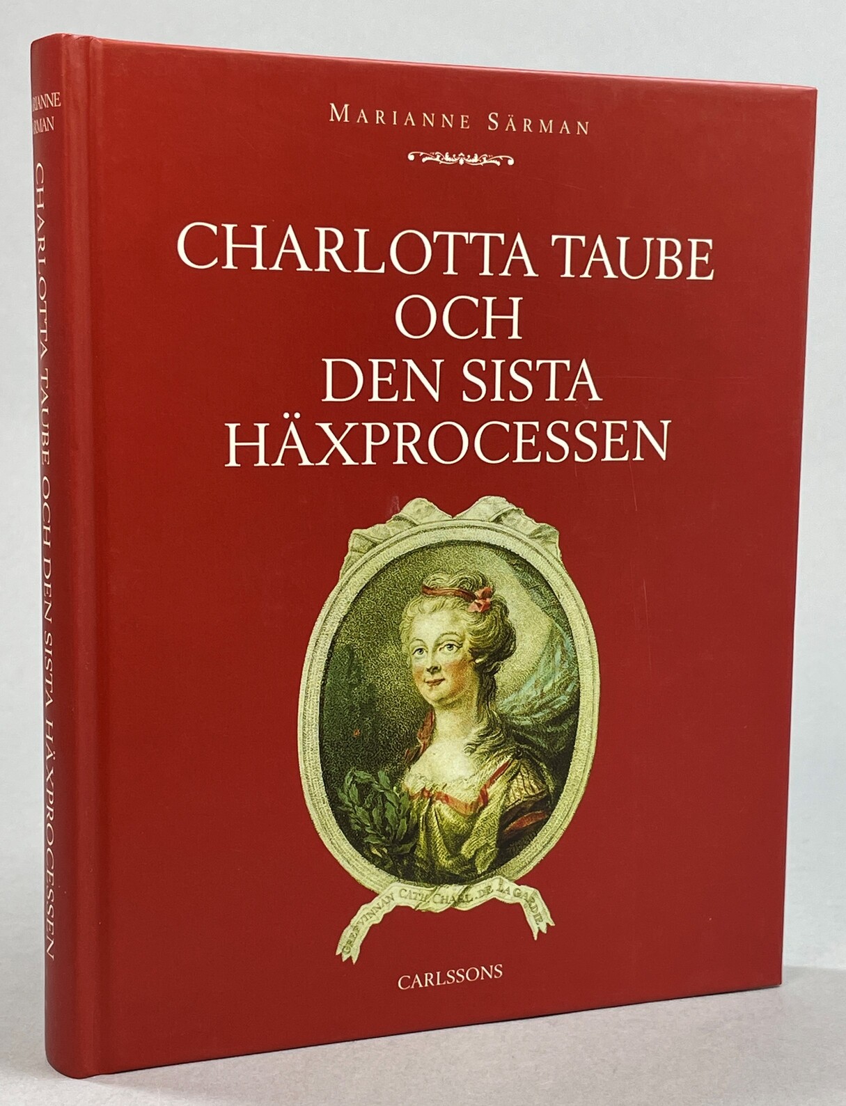 Charlotta Taube och den sista häxprocessen. Ett 1700-tals drama i flera akter. [Utg. av] Carlssons.