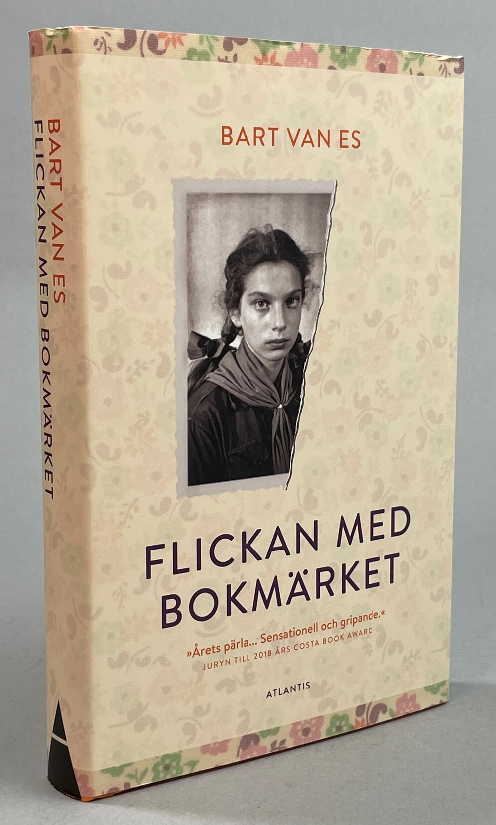 Flickan med bokmärket. Översättning Sofia Nordin Fischer. [Utg. av] Atlantis.