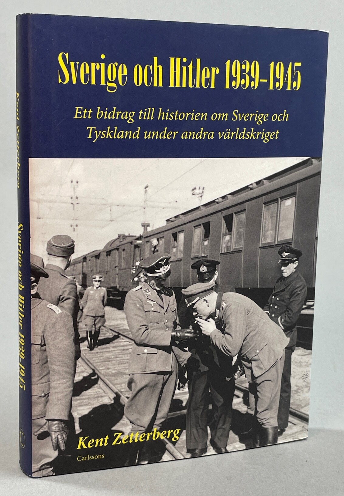 Sverige och Hitler 1939-1945. Ett bidrag till historien om Sverige och Tyskland under andra världskriget. [Utg. av] Carlssons.