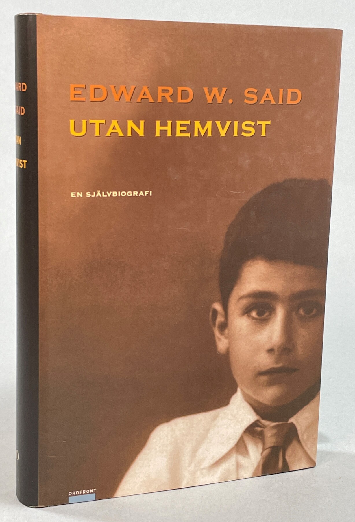 Utan hemvist. En självbiografi. Översättning: Hans O. Sjöström. [Utg. av] Ordfront.