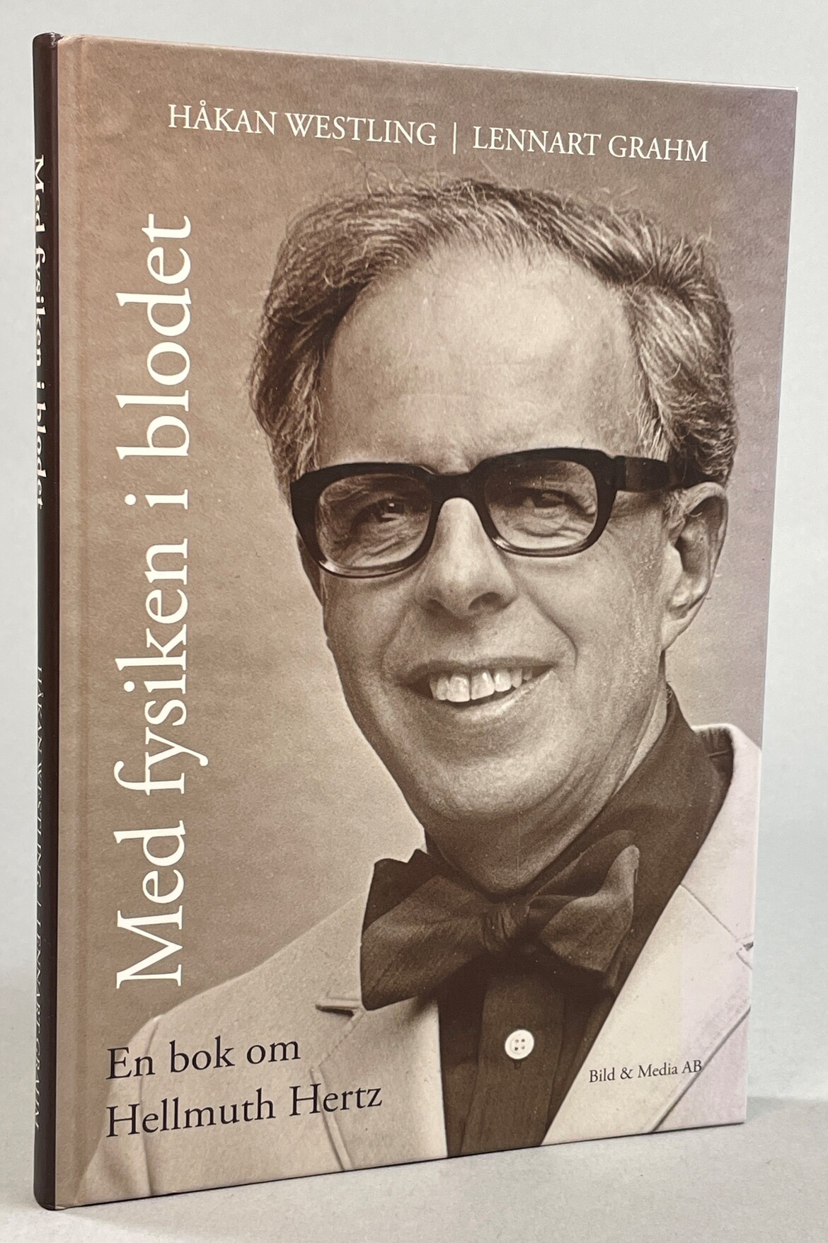 Med fysiken i blodet. En bok om Hellmuth Hertz. [Utg. av] Bild & Media AB.