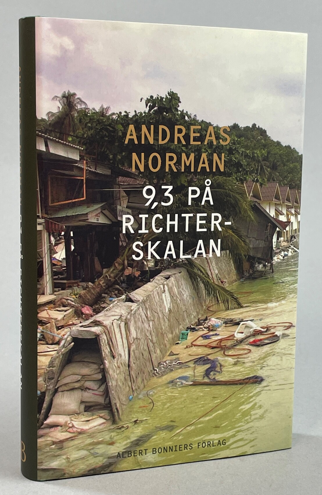 9,3 på Richterskalan. [Utg. av] Albert Bonniers förlag.