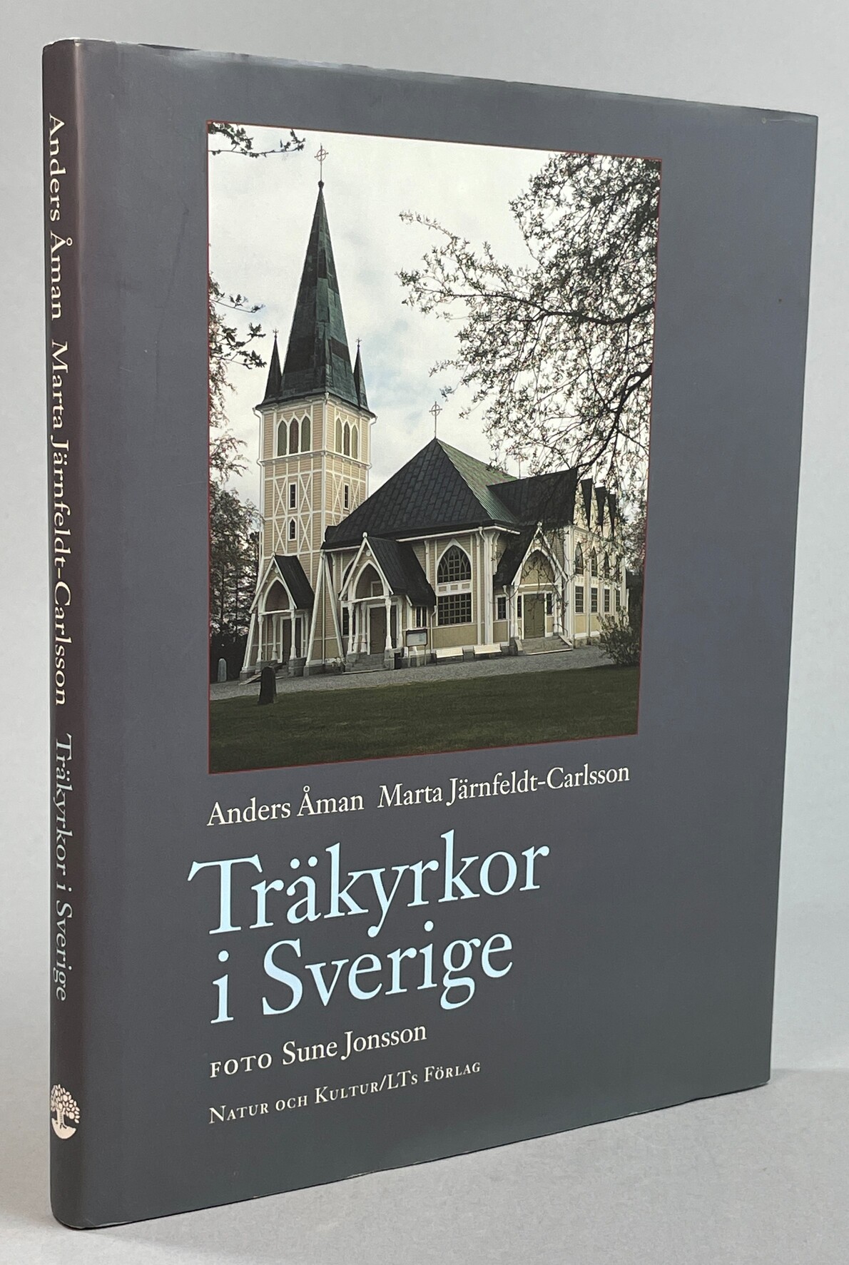 Träkyrkor i Sverige. [Utg. av] Natur och Kultur/LTs förlag.