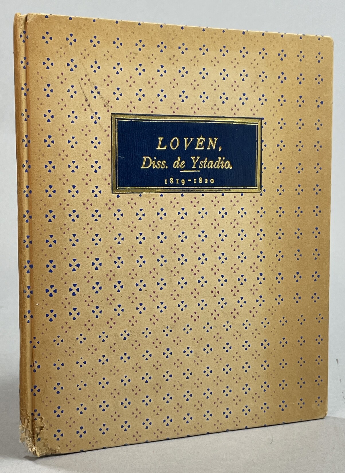 Dissertatio de Ystadio, cujus particulam primam ... præses Nicolaus Lovén ... respondente Carolo G. Körner, Scano et stipend. Högfeldt. In Lyceo Carolino die XVIII dec. MDCCCXIX. [... respondente Joh. Henr. Holmquist, Gothoburgensi. In Lyceo Carolino die XVII Maj MDCCCXX].