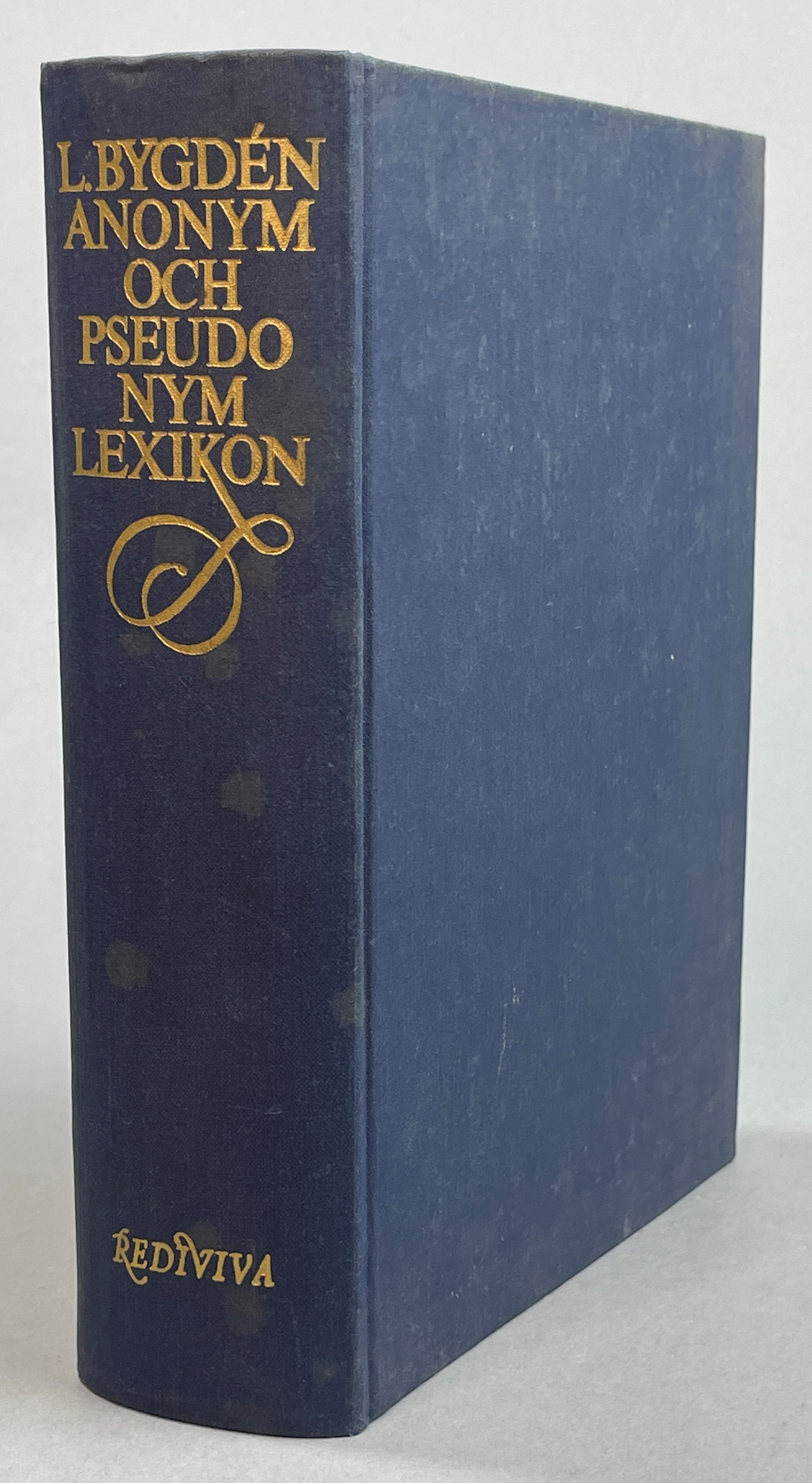 Svenskt anonym- och pseudonymlexikon. Bibliografisk förteckning öfver uppdagade anonymer och pseudonymer i den svenska litteraturen. / A dictionary of anonymous and pseudonymous Swedish literature. [Utg. av] Bokförlaget Redivia.