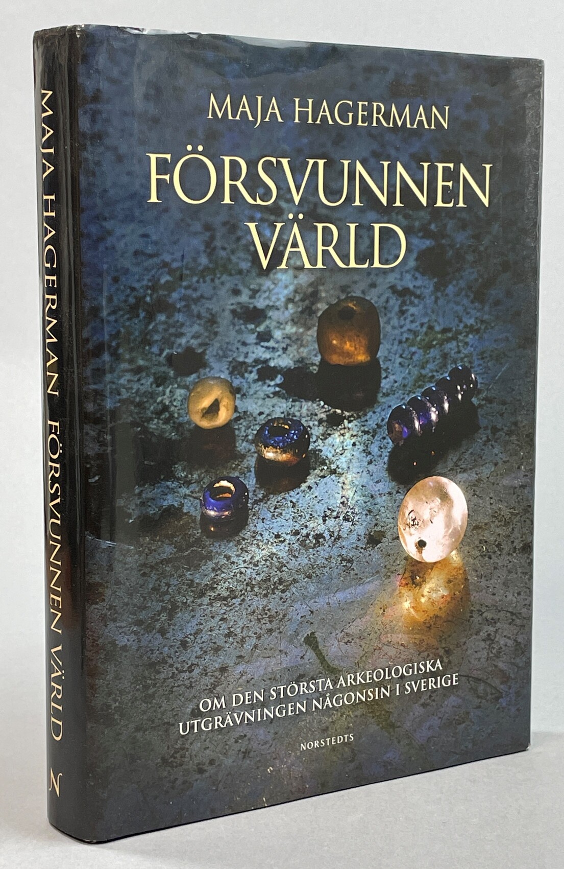 Försvunnen värld. Om den största arkeologiska utgrävningen någonsin i Sverige. Foto: Claes Gabrielson. [Utg. av] Norstedts.