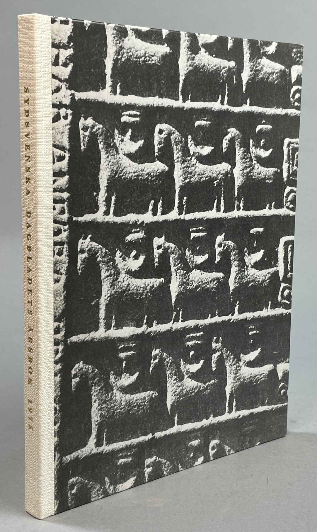 Skånska märkwärdigheter. Några kulturminnen lite vid sidan om. [Text:] Evald Gustafsson & Ingemar Tunander. Foto: Ernst Henriksson.