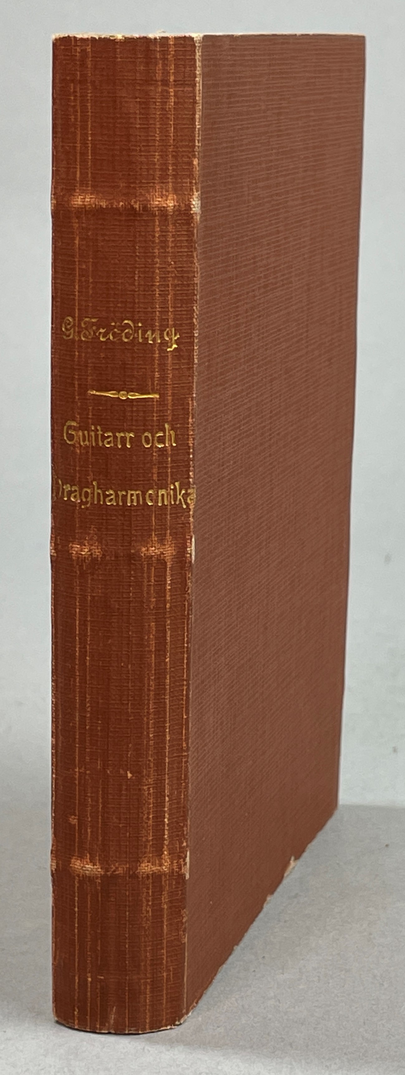 Guitarr och dragharmonika. Mixtum pictum på vers. [bunden med:] Räggler å paschaser. På vårat mål tå en bonne. Fjärde upplagan. [bunden med:] Räggler å paschaser på vårat mål tå en bonne. Boka numra två. [Utg. av] Albert Bonniers förlag.