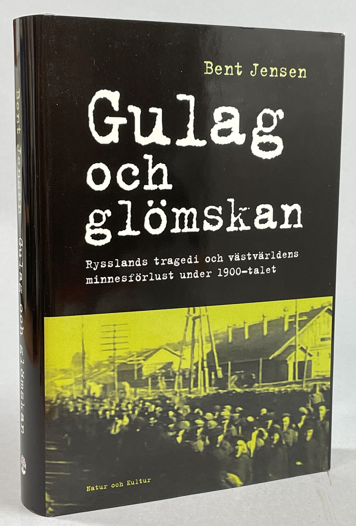Gulag och glömskan. Rysslands tragedi och västvärldens minnesförlust under 1900-talet. Översättning från danskan Per Holmer. [Utg. av] Natur och Kultur.