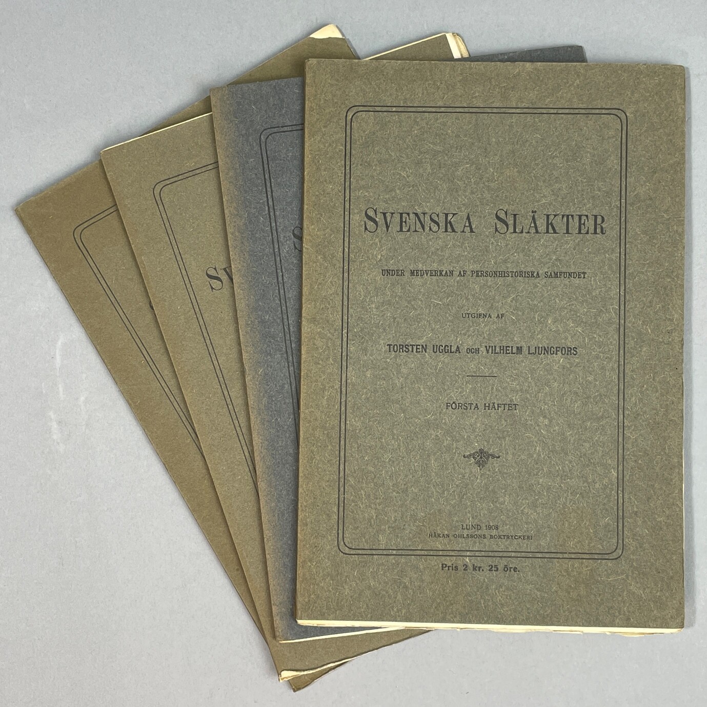 Svenska släkter. Under medverkan af Personhistoriska samfundet utgifna af Torsten Uggla och Vilhelm Ljungfors.