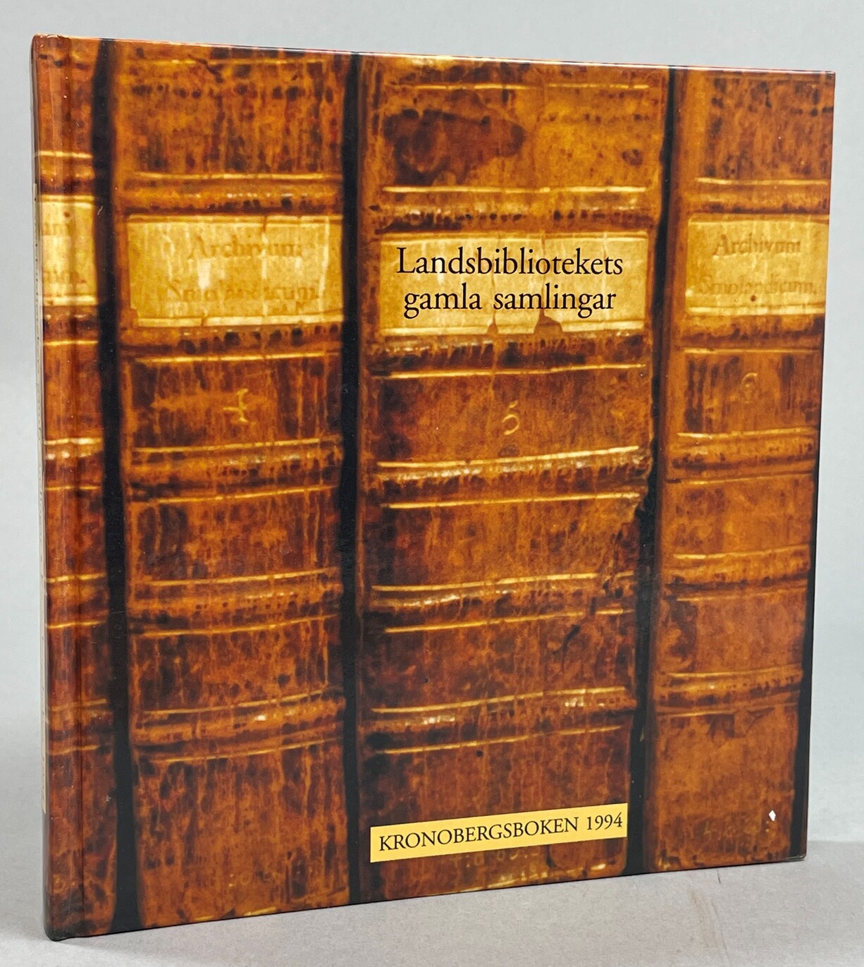 Landsbibliotekets gamla samlingar. Om handskrifter och böcker ur Landsbibliotekets i Växjö gamla samlingar. Utgiven av Kronobergs läns hembygdsförbund i samarbete med Smålands Museum.