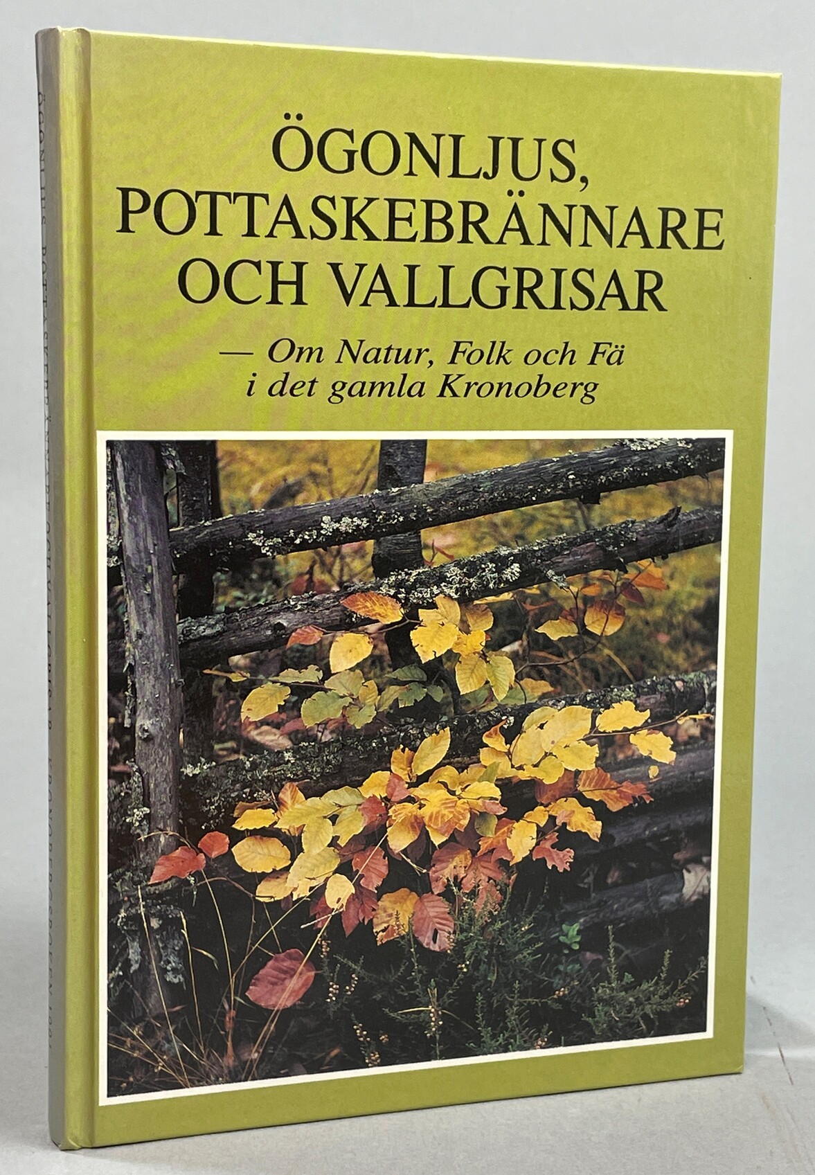 Ögonljus, pottaskebrännare och vallgrisar - Om natur, folk och fä i det gamla Kronoberg. Utgiven av Kronobergs läns hembygdsförbund i samarbete med Smålands museum.