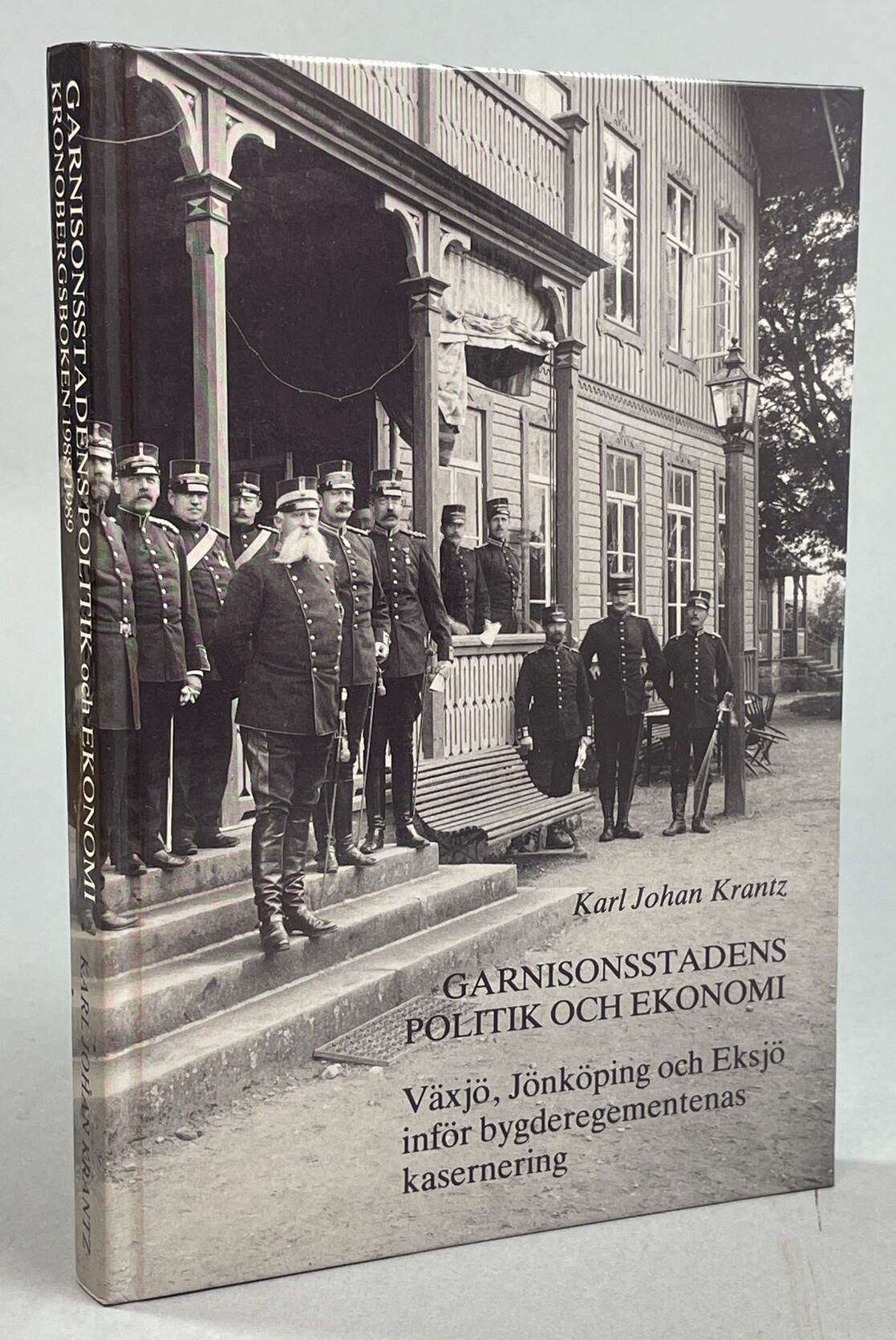 Garnisonsstadens politik och ekonomi. Växjö, Jönköping och Eksjö inför bygderegementenas kasernering. Kronobergsboken 1988/1989. Utgiven av Kronobergs läns Hembygdsförbund i samarbete med Smålands museum.