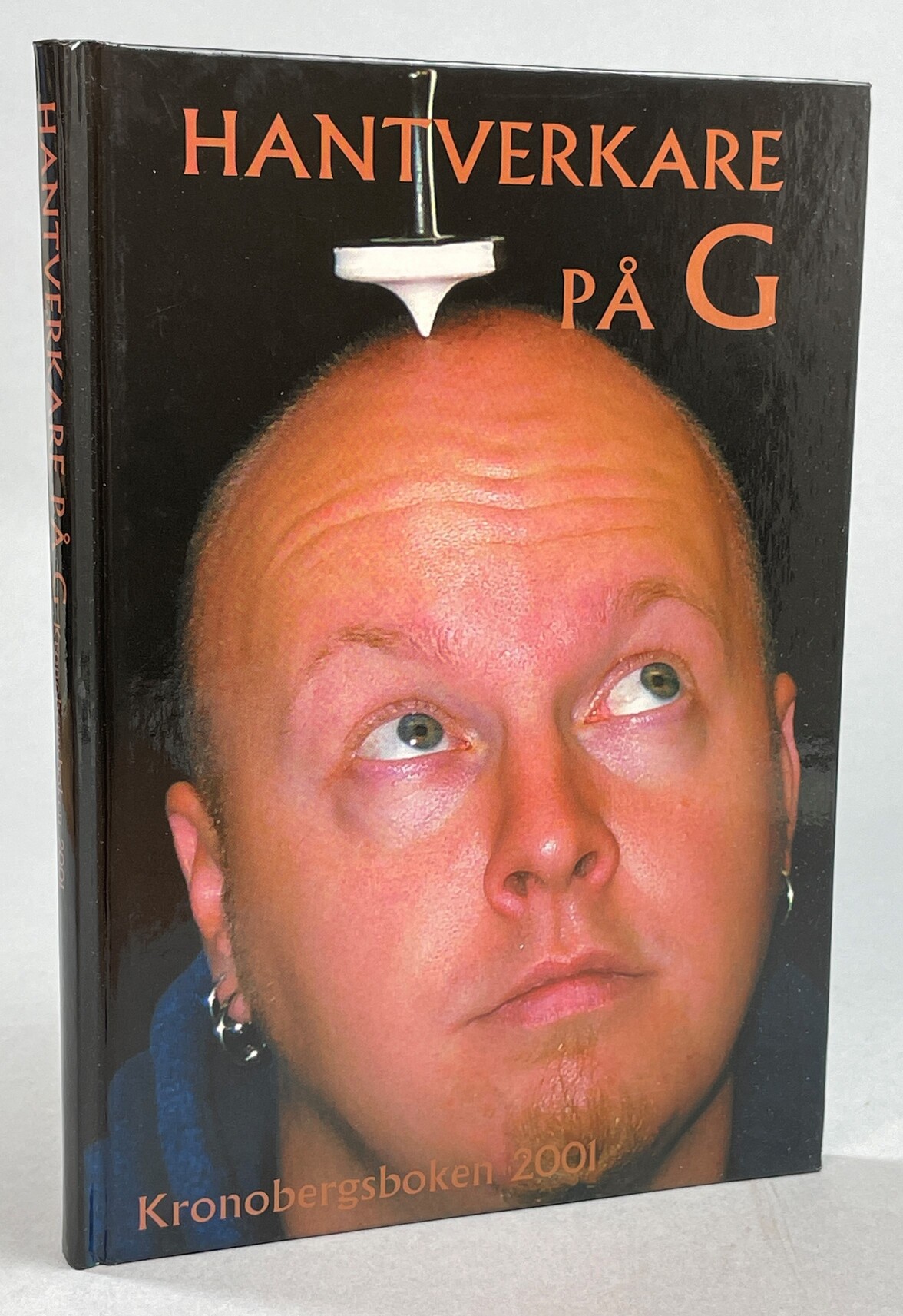 Hantverkare på G. Kronobergsboken 2001. Utgiven av Kronobergs läns Hembygdsförbund.