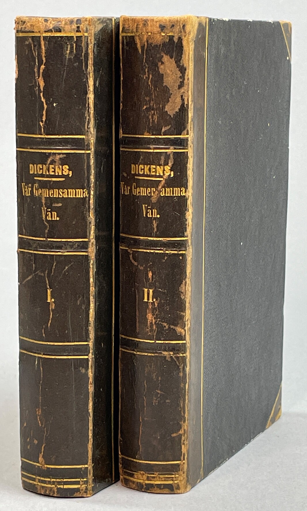 Vår gemensamma vän, af Charles Dickens. Öfversättning från engelskan af Gustaf Thomée. Första delen. [... Andra delen]. [Utg. av] Albert Bonnniers förlag.