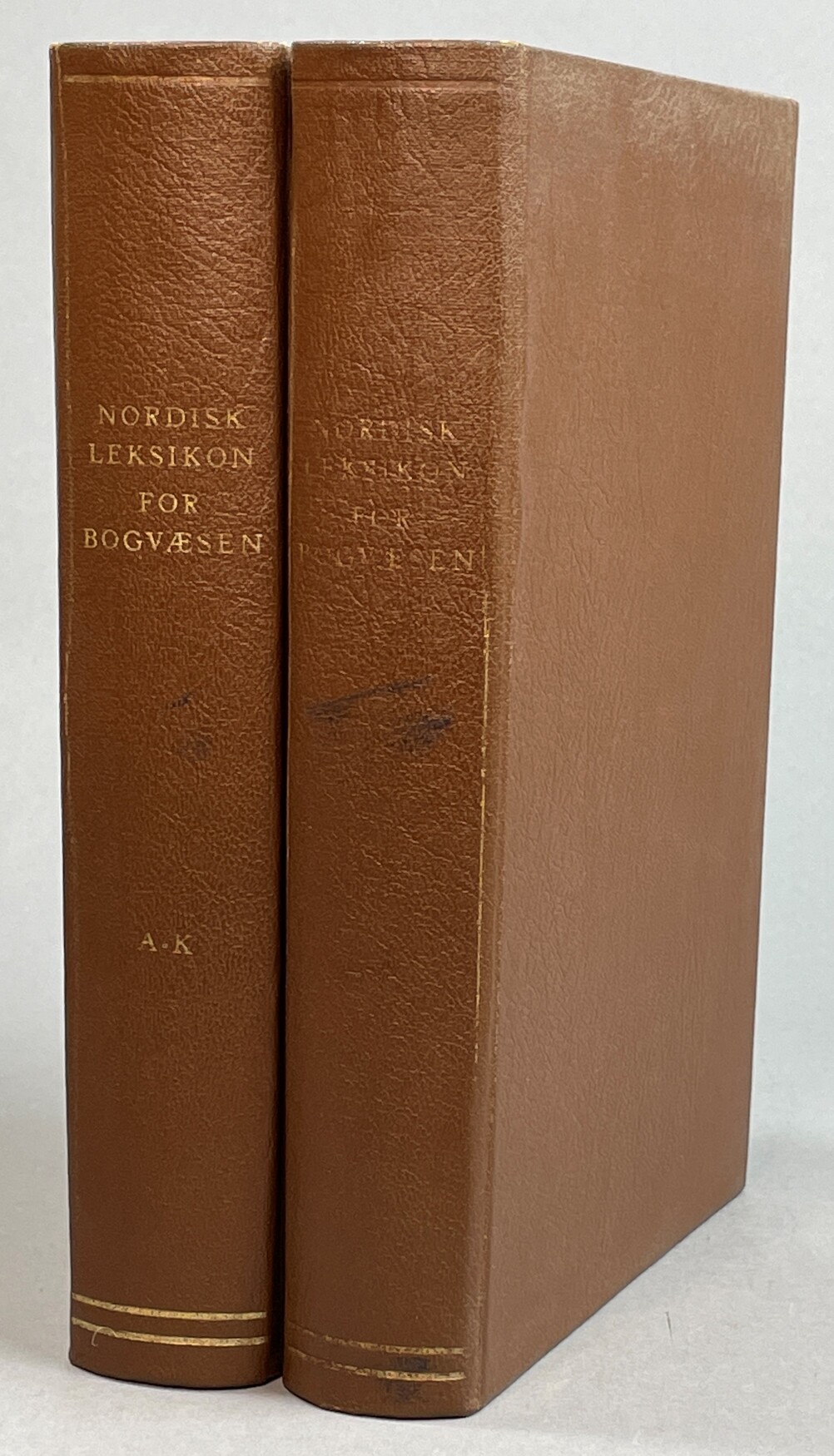Nordisk leksikon for bogvæsen. I-II. Under medvirken af Karl-Henrik Henriksson, Harald L. Tveterås, Nils Palmborg, Bengt Åhlén. [Utg. av] Nyt Nordisk Forlag, København. Dreyers Forlag, Oslo. Förlaget Forum, Stockholm.