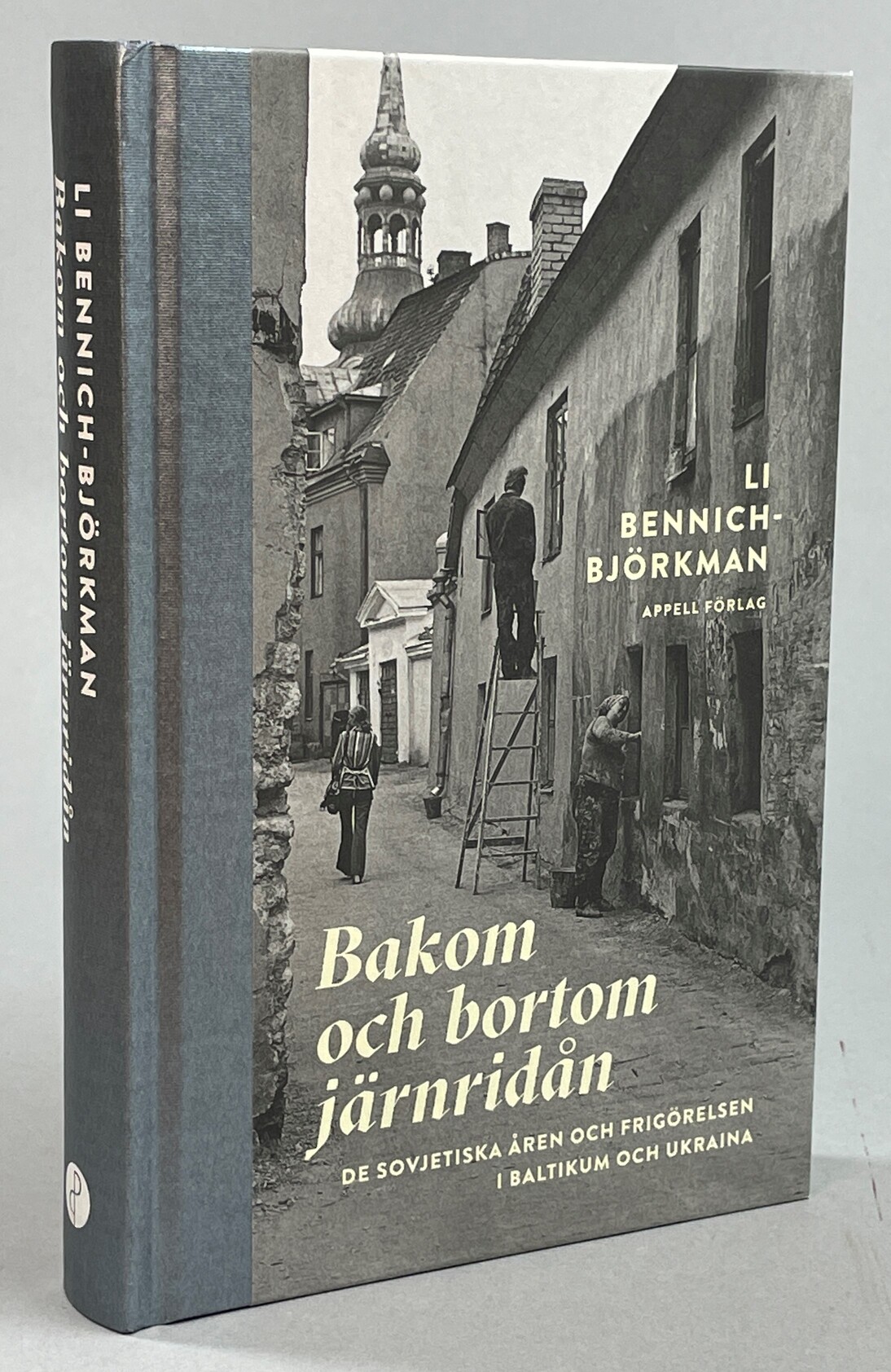 Bakom och bortom järnridån. De sovjetiska åren och frigörelsen i Baltikum och Ukraina. [Utg. av] Appell förlag.