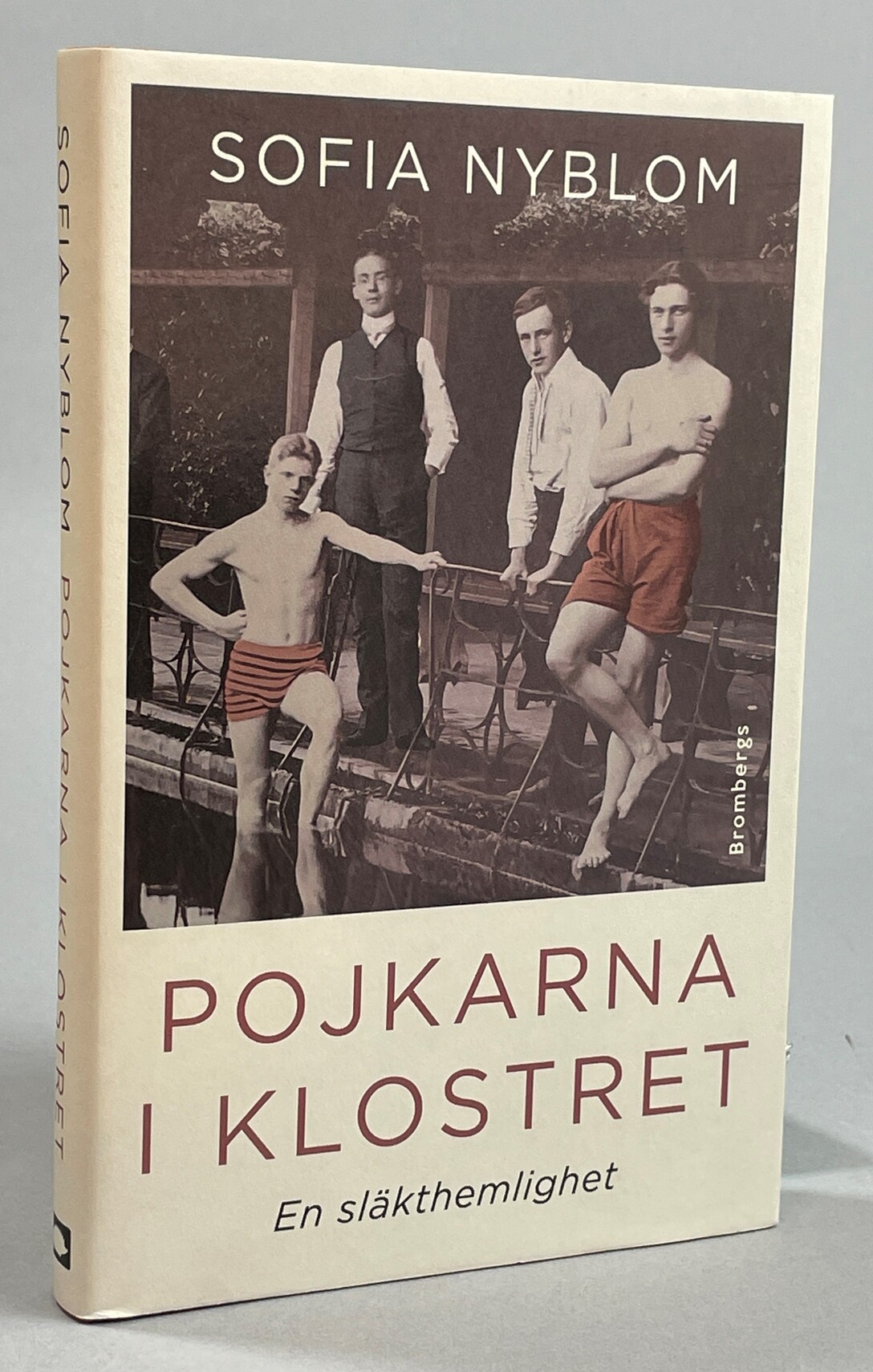 Pojkarna i klostret. En släkthemlighet. [Utg. av] Brombergs.