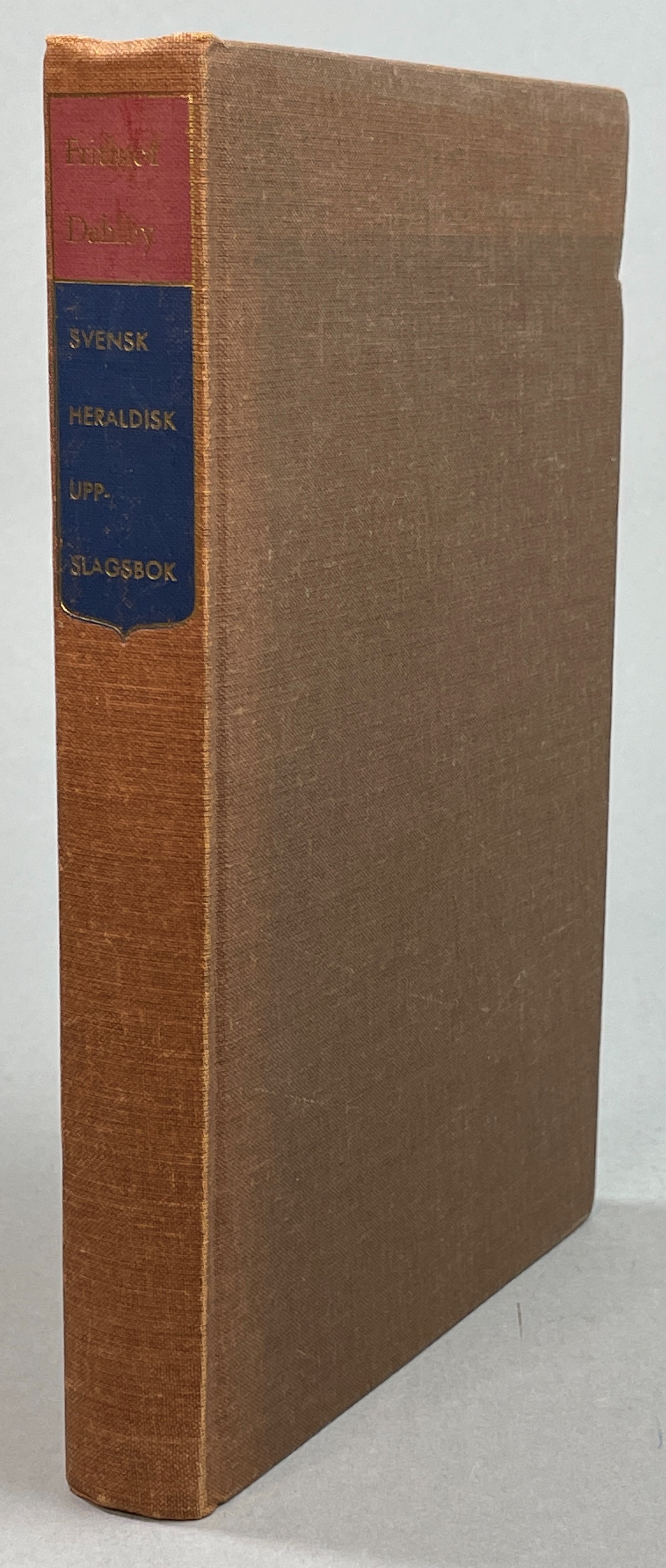Svensk heraldisk uppslagsbok. Lexikon över svenska sköldemärken tillhörande samtliga på riddarhuset introducerade ätter samt icke introducerade ätter. Förord av statsheraldikern C.G.U. Scheffer. [Illustrationer av Curt Blixt och författaren].