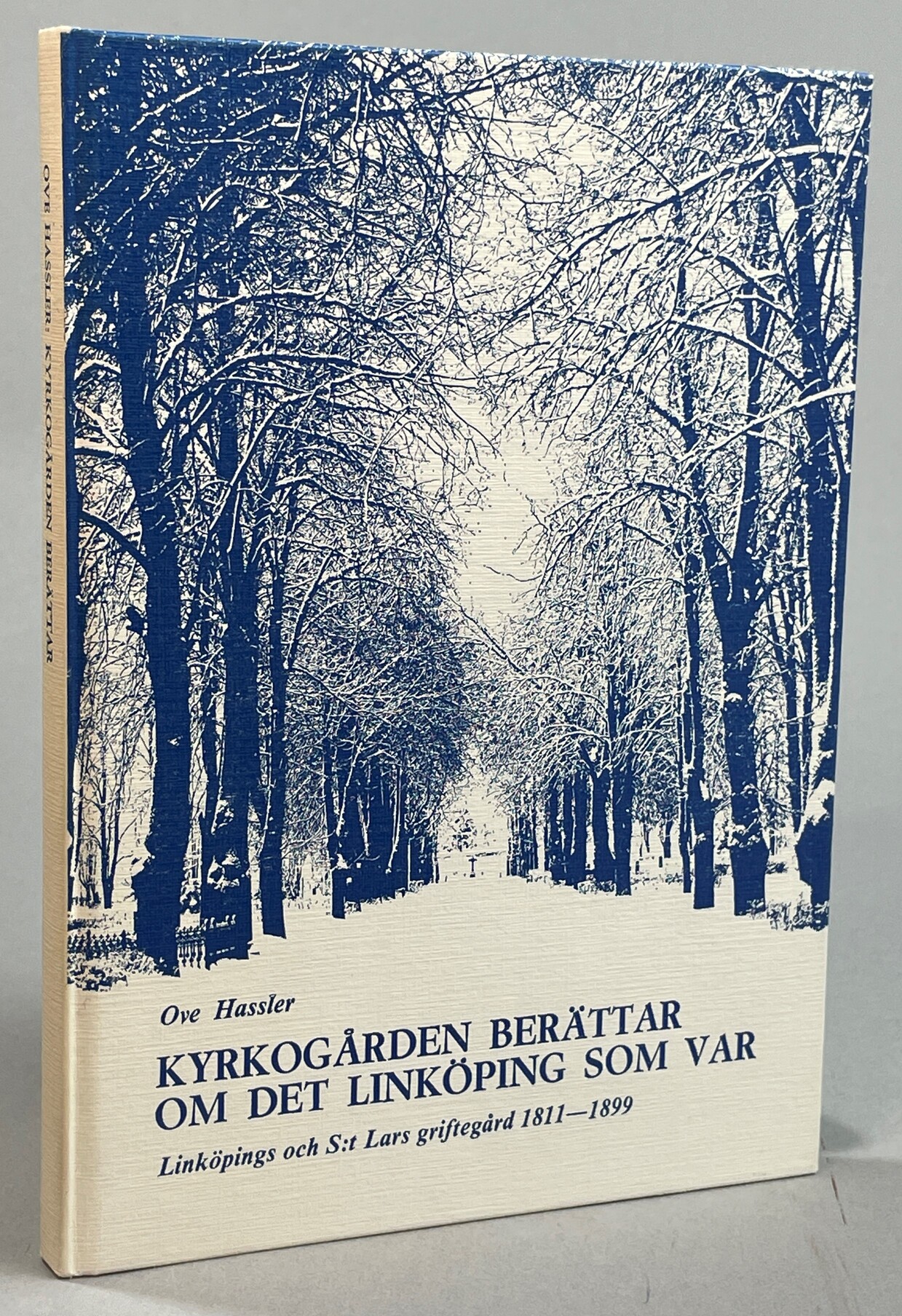 Kyrkogården berättar om det Linköping som var. Linköpings och S:t Lars griftegård 1811-1899.