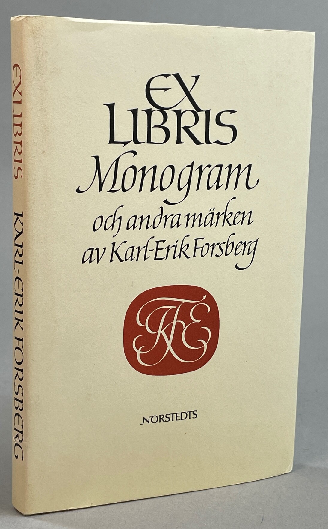 Exlibris monogram och andra märken. Under medverkan av Geith Forsberg. Inledning av Sten G. Lindberg. [Utg. av] P.A. Norstedt & Söners förlag.