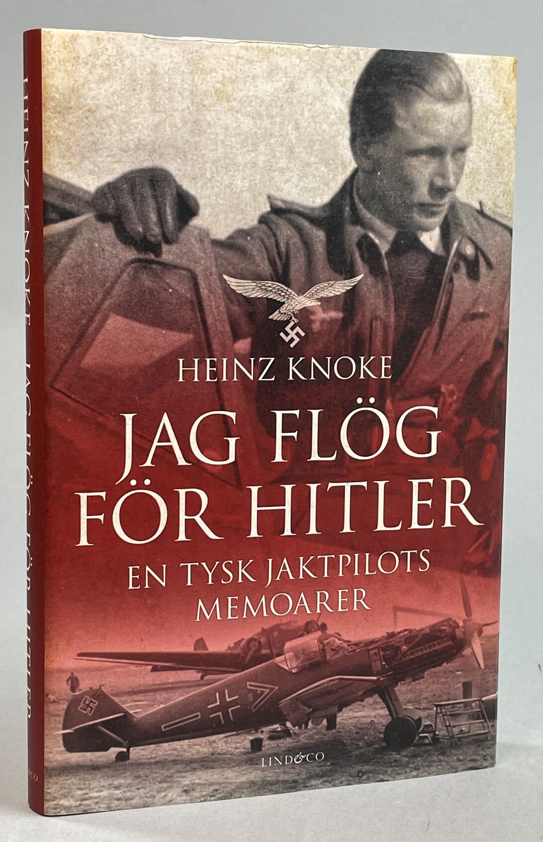 Jag flög för Hitler. En tysk jaktpilots memoarer. Översättning: Hans Dahlberg och Jan Wibom. [Utg. av] Lind & Co.