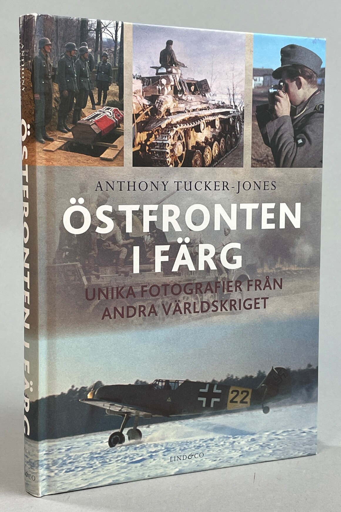 Östfronten i färg. Unika fotografier från andra världskriget. Översättning av Jan Wibom. [Utg. av] Lind & Co.