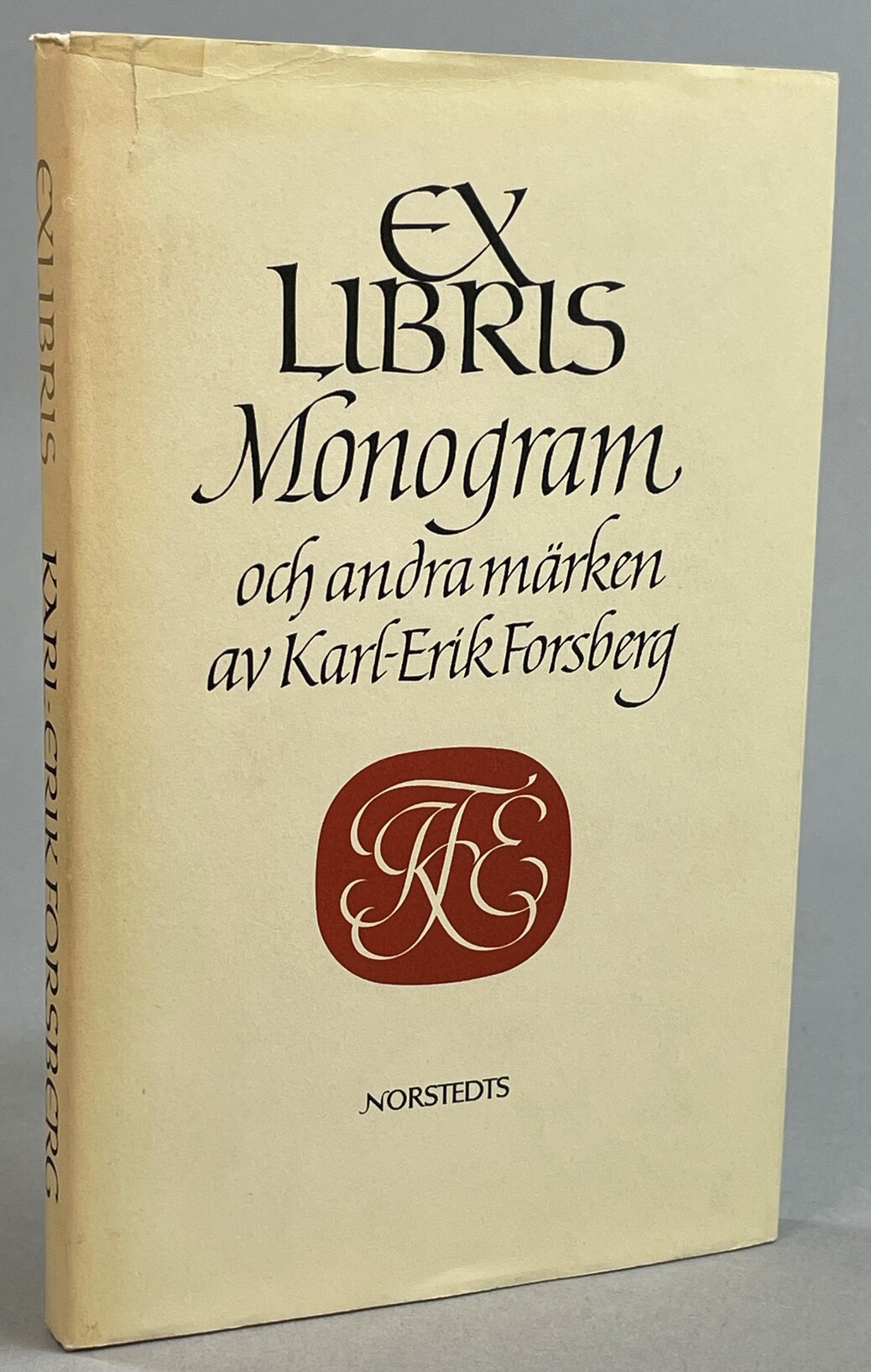 Exlibris monogram och andra märken. Under medverkan av Geith Forsberg. Inledning av Sten G. Lindberg. [Utg. av] P.A. Norstedt & Söners förlag.