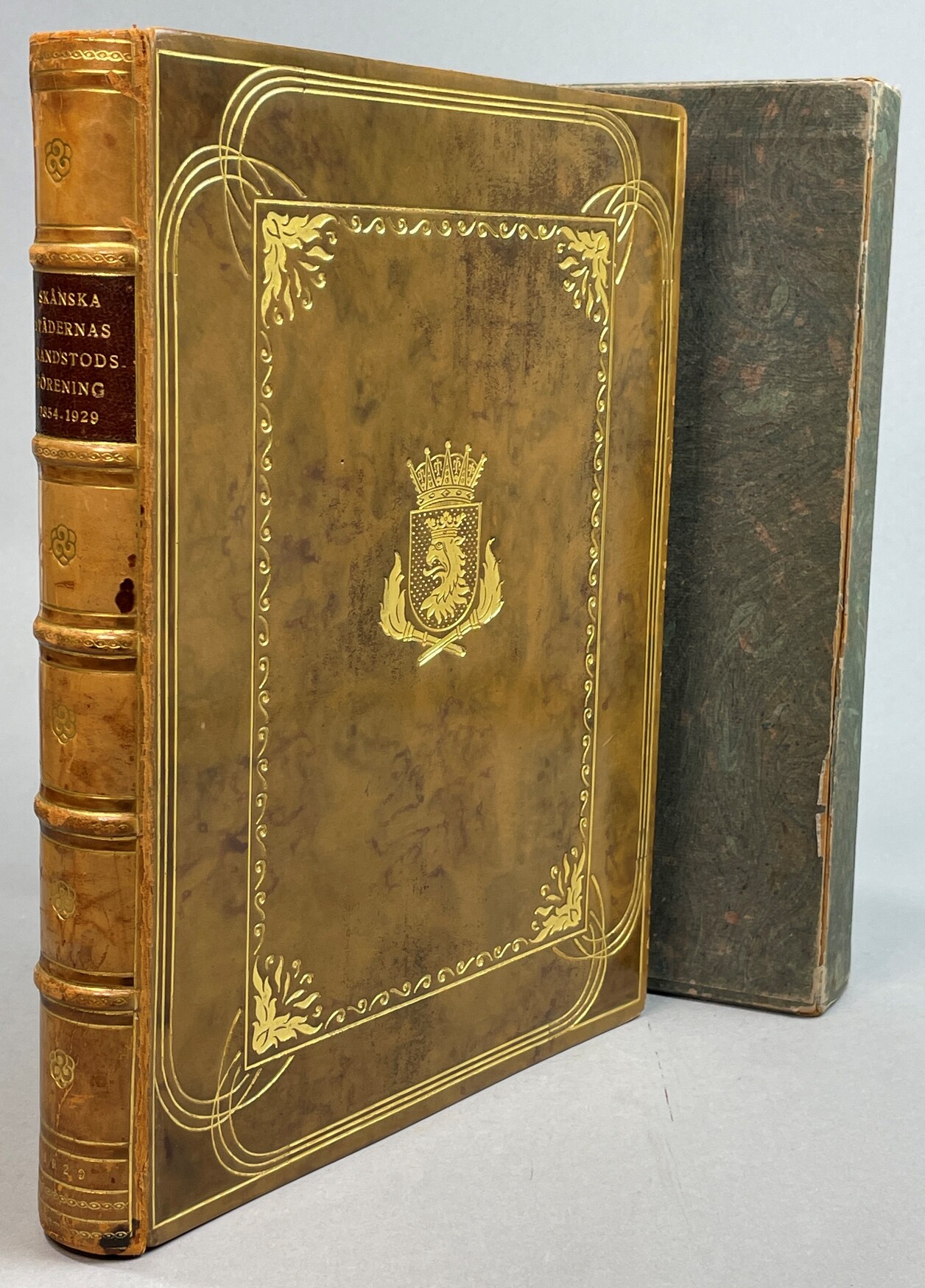 Översikt av Skånska städernas brandstodsförenings till försäkring av lös egendom. Verksamhet under åren 1854-1928 i historisk, tabellarisk och grafisk framställning utarbetad av Gunnar Kjellin. [Utg. med anledning av dess sjuttiofemårsjubileum].
