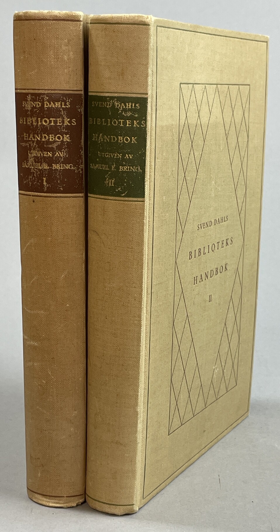 Svend Dahls bibliotekshandbok översatt, bearbetad och med bidrag av svenska fackmän utgiven av Samuel E. Bring. Första bandet. Bokhistoria. Bokframställning. [... Andra bandet. Bibliotekshistoria. Bibliografi]. [Utg. av] Hugo Gebers förlag.