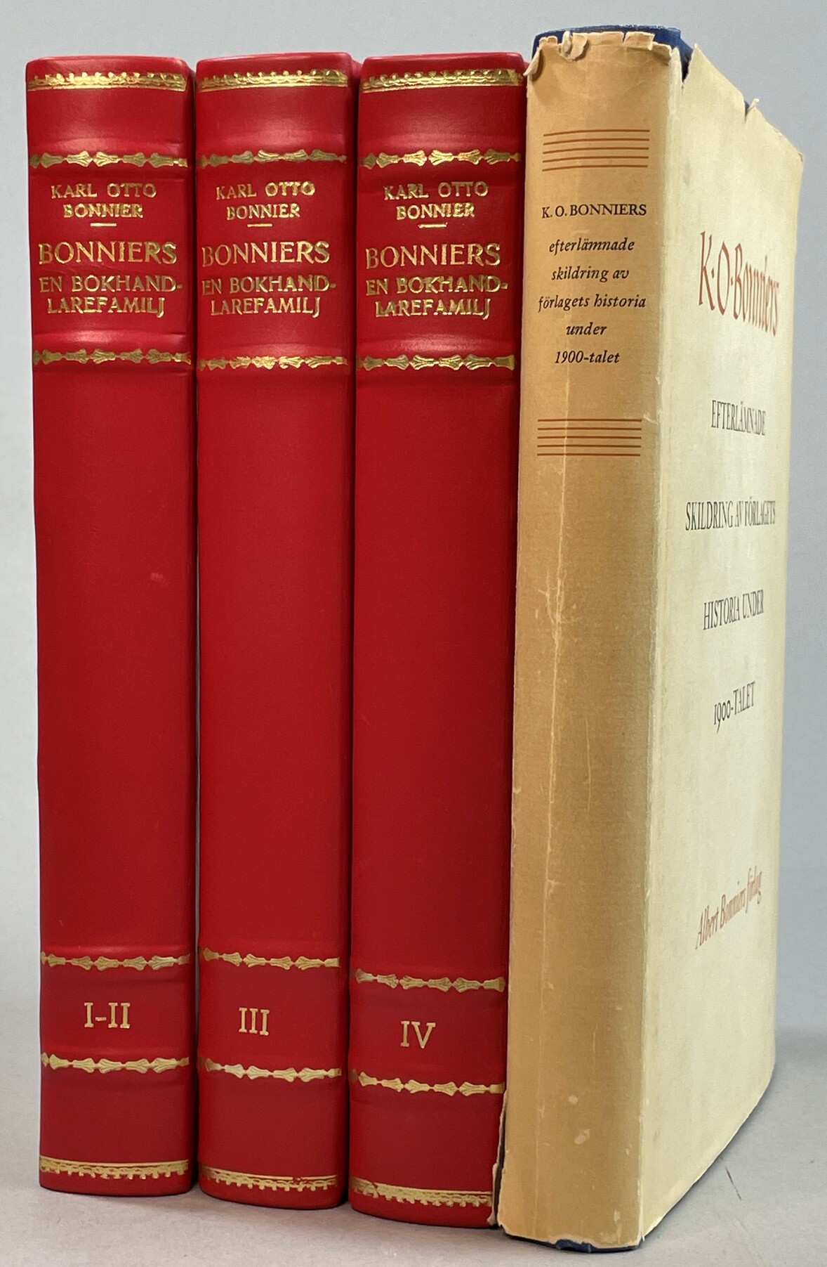 Bonniers. En bokhandlarefamilj. Anteckningar ur gamla papper och ur minnet. I. Gerhard Bonnier 1778-1862. [... II. Adolf Bonnier och hans bröder. 1. 1830- och 1840-talen; ... III. Adolf Bonnier och hans bröder. 2. 1850-, 1860- och 1870-talen; ... IV. Albert Bonnier. Mannen och förlagsfirman under 1880- och 1890-talen; ... V. Firman Albert Bonnier under det nya seklet]. [Utg. av] Albert Bonniers Förlag.