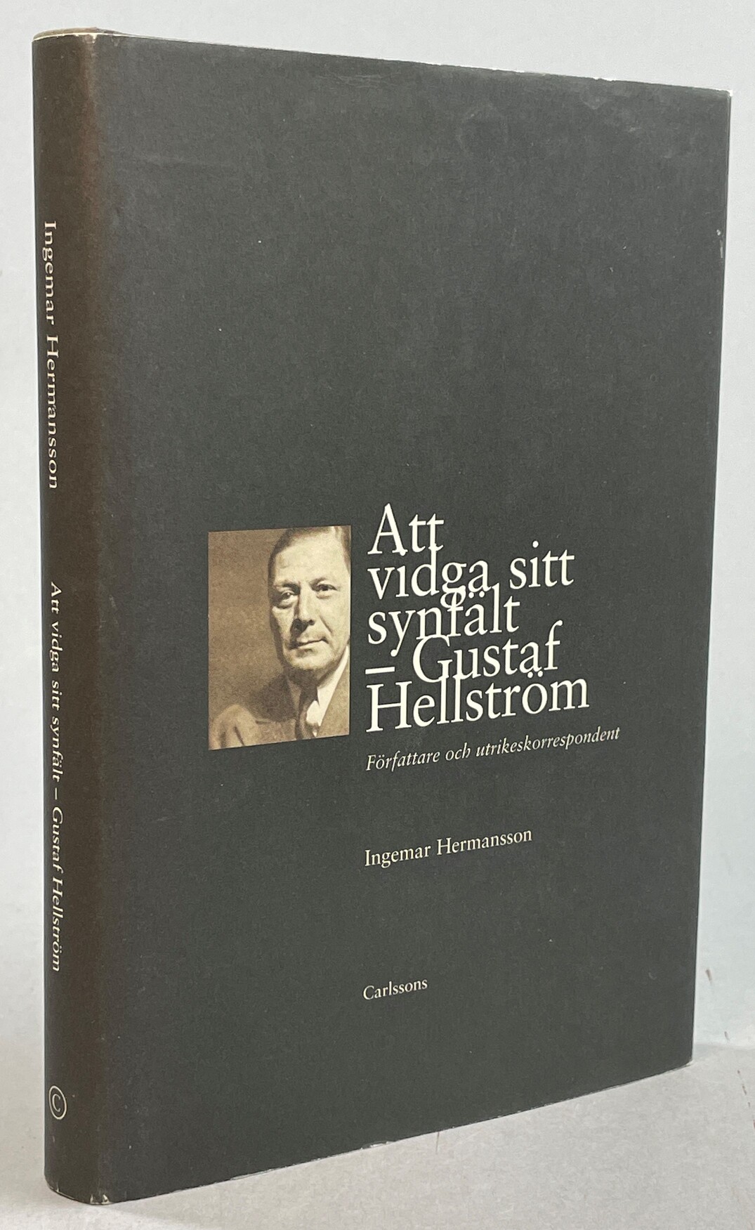 Att vidga sitt synfält - Gustaf Hellström. Författare och utrikeskorrespondent. [Utg. av] Carlssons.