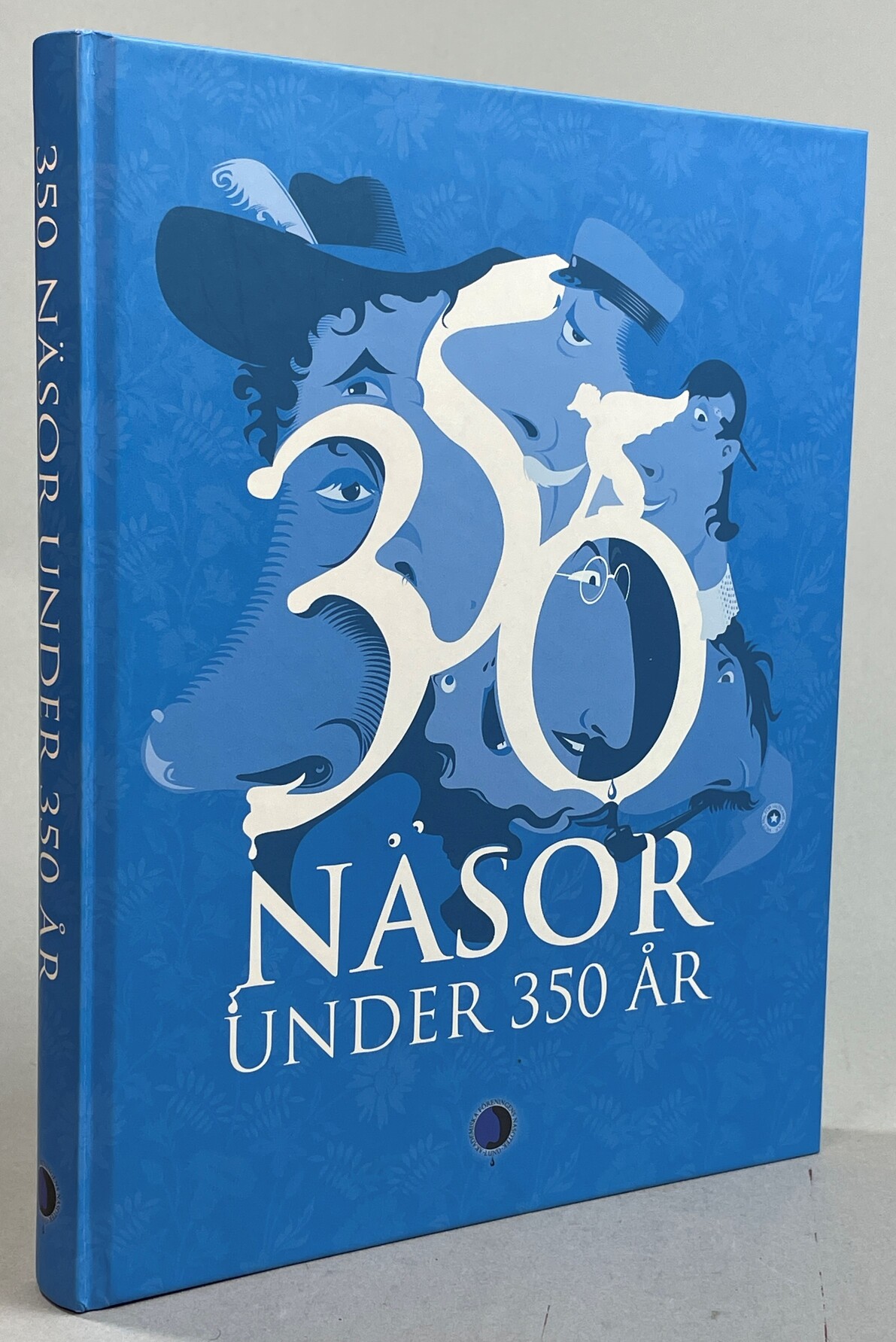 Akademiska föreningens nasala utskott presenterar 350 näsor under 350 år. Med bidrag av Pehr Andersson [och 23 andra]. [Utg. av] Akademiska föreningen / Nasoteket.