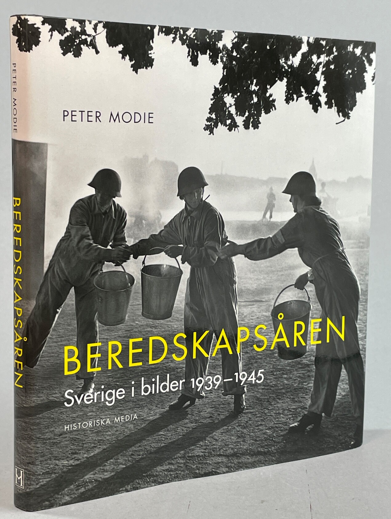 Beredskapsåren. Sverige i bilder 1939-1945. [Utg. av] Historiska Media.